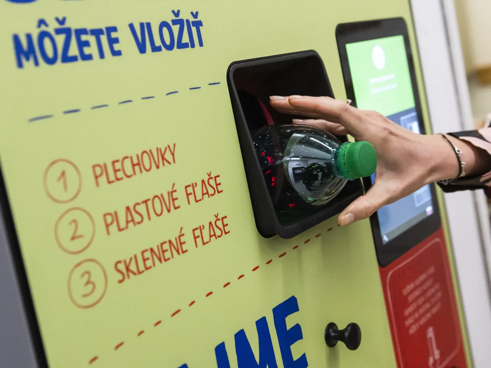 Na snímke prvý automat na zálohovanie PET fliaš a plechoviek počas tlačovej konferencie k jeho spusteniu v hypermarkete v Senci na Bratislavskej ulici 19. apríla 2021. FOTO TASR - Jaroslav Novák