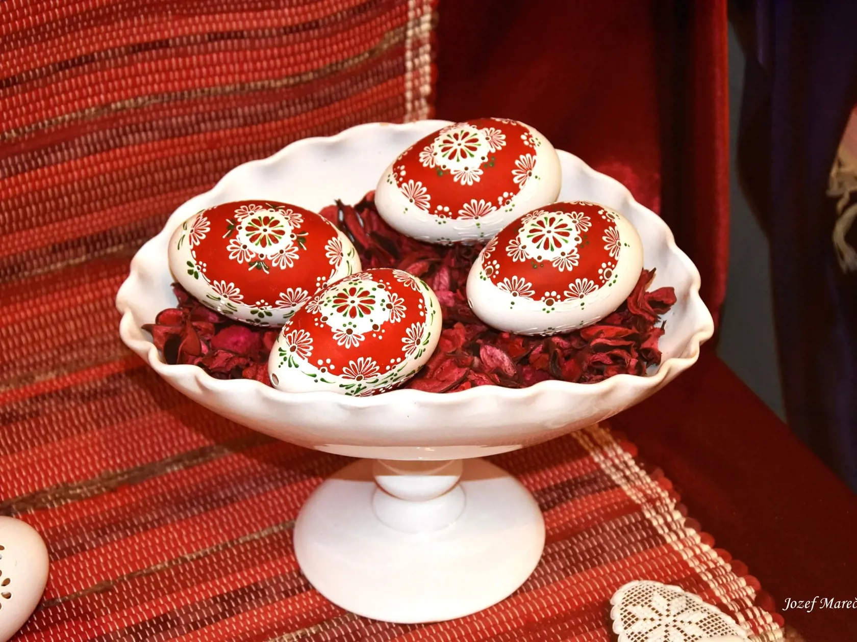 Neobyčajné aranžovanie štyroch kraslíc zdobených voskovaním.