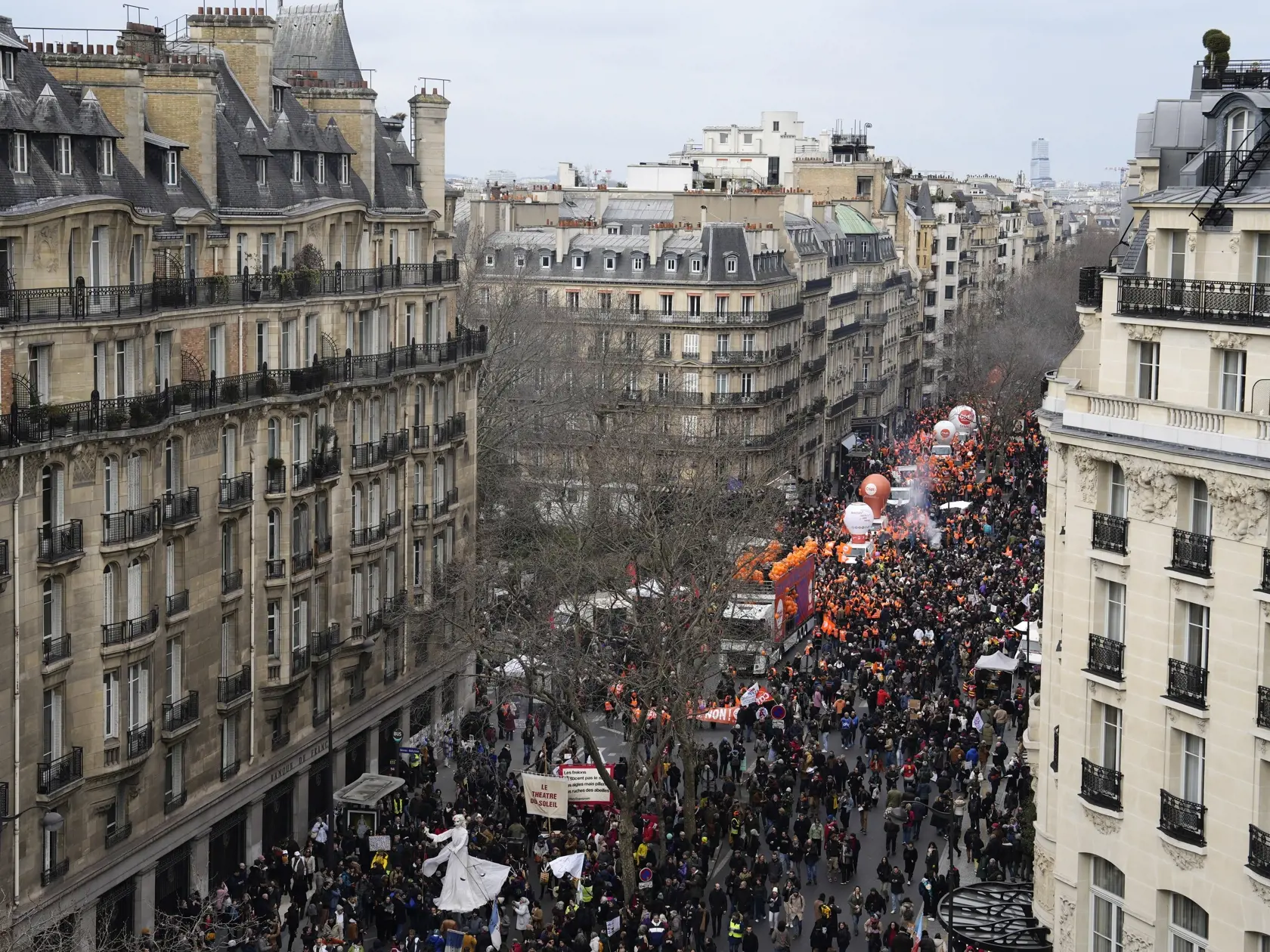 KK6 Paríž - Ľudia pochodujú počas demonštrácie v utorok 7. marca 2023 v Paríži. Viac ako 250 protestov je v utorok naplánovaných vo Francúzsku proti vládnemu návrhu dôchodkovej reformy. Zapojenie sa do štrajku avizovalo viacero sektorov služieb vrátane zamestnancov železníc, letísk, učiteľov či smetiarov. Zmeny v dôchodkovom systéme predstavila francúzska vláda ešte v januári. Postupne až do roku 2030 sa má zvyšovať minimálny vek odchodu do dôchodku zo súčasných 62 na 64 rokov. Ľudia tiež budú m