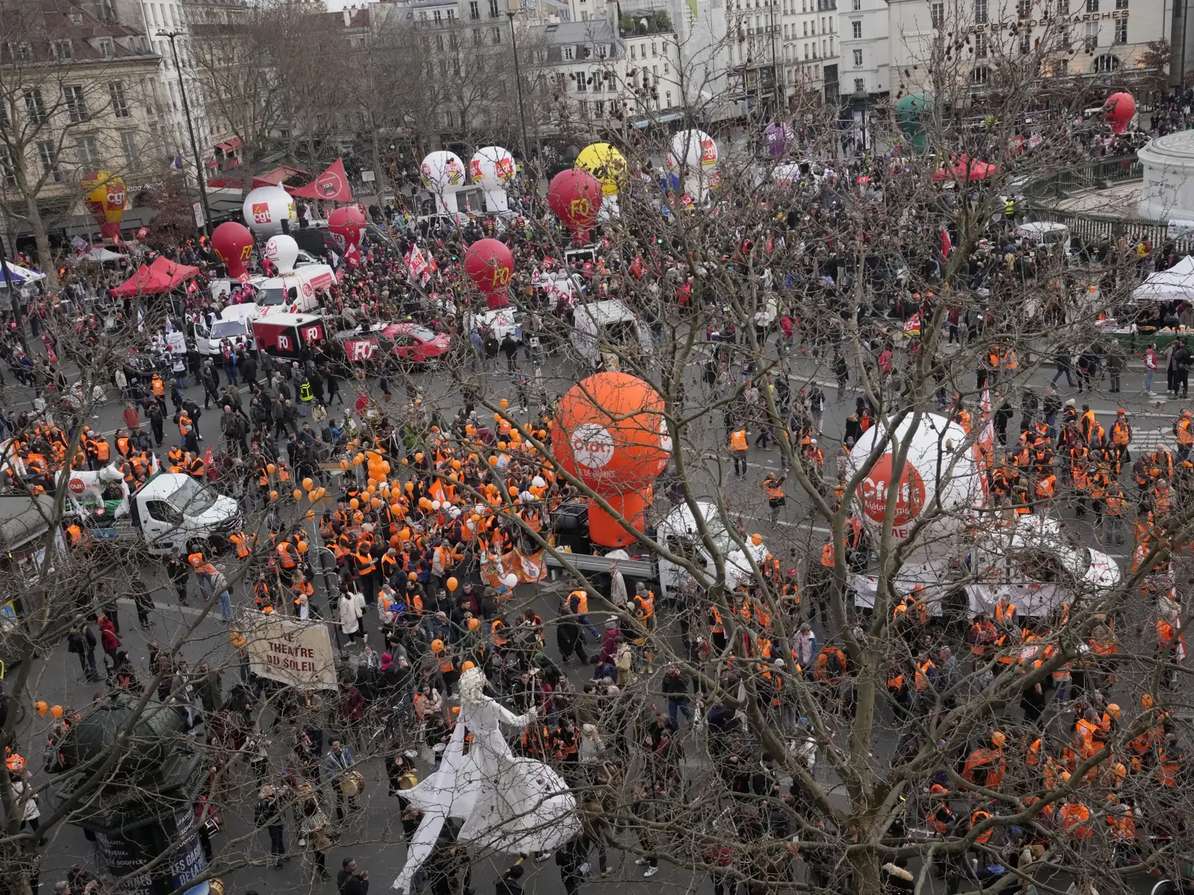 JB 6 Paríž - Demonštranti sa zhromažďujú pred demonštráciou proti reforme dôchodkového systému v Paríži 16. februára 2023. Vo Francúzsku sa dnes uskutočnia ďalšie celoštátne protesty proti dôchodkovej reforme. Práve zvýšenie veku pre odchod do dôchodku zo 62 na 64 rokov vyvoláva rozhorčenie odborov a veľkej časti verejnosti. FOTO TASR/AP

Protesters gather before a demonstration against a reform aimed at raising the minimum retirement age from 62 to 64, Thursday, Feb. 16, 2023 in Paris. France i