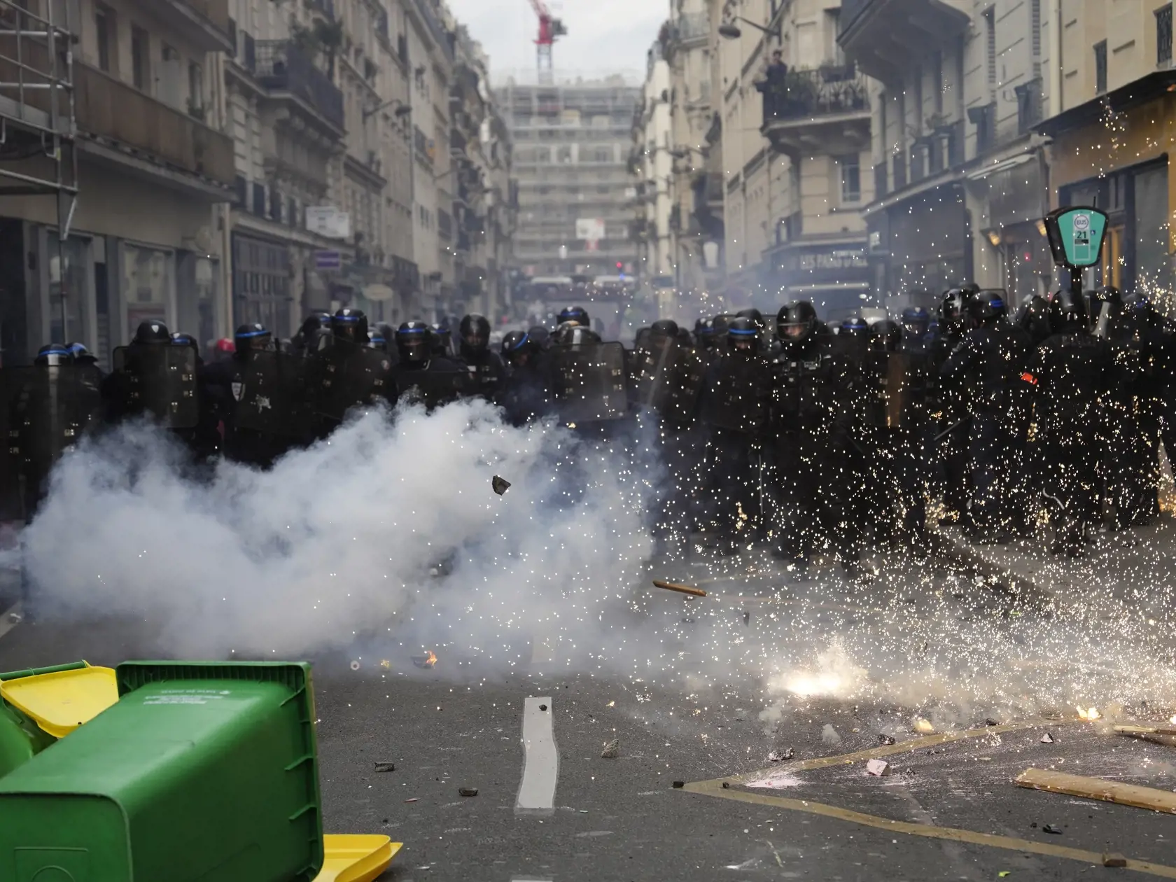 KK15 Paríž - Príslušníci poriadkovej polície počas demonštrácie v utorok 7. marca 2023 v Paríži. Viac ako 250 protestov je v utorok naplánovaných vo Francúzsku proti vládnemu návrhu dôchodkovej reformy. Zapojenie sa do štrajku avizovalo viacero sektorov služieb vrátane zamestnancov železníc, letísk, učiteľov či smetiarov. Zmeny v dôchodkovom systéme predstavila francúzska vláda ešte v januári. Postupne až do roku 2030 sa má zvyšovať minimálny vek odchodu do dôchodku zo súčasných 62 na 64 rokov. 