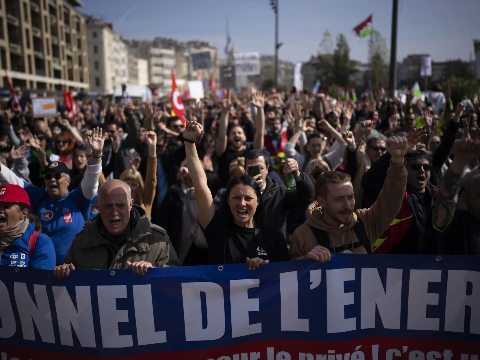 KK1 Marseille - Protestujúci sa zhromažďujú na demonštrácii v utorok 7. marca 2023 v Marseille. Viac ako 250 protestov je v utorok naplánovaných vo Francúzsku proti vládnemu návrhu dôchodkovej reformy. Zapojenie sa do štrajku avizovalo viacero sektorov služieb vrátane zamestnancov železníc, letísk, učiteľov či smetiarov.Zmeny v dôchodkovom systéme predstavila francúzska vláda ešte v januári. Postupne až do roku 2030 sa má zvyšovať minimálny vek odchodu do dôchodku zo súčasných 62 na 64 rokov. Ľu