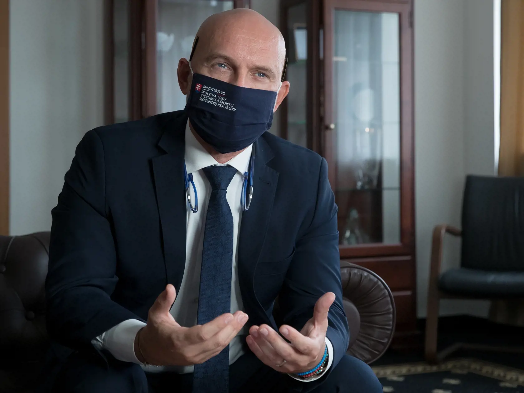 V súvislosti s návratom detí do škôl sa minister školstva dnes stretol s epidemiológmi, ktorým predostrel svoj návrh. Zastáva názor, že deti by sa mali do škôl vrátiť čo najskôr, a to za akýchkoľvek podmienok. „Uvedomujem si bezpečnosť a zdravie všetkých mladých ľudí aj učiteľov a toto musíme nejakým spôsobom skĺbiť," povedal Gröhling.