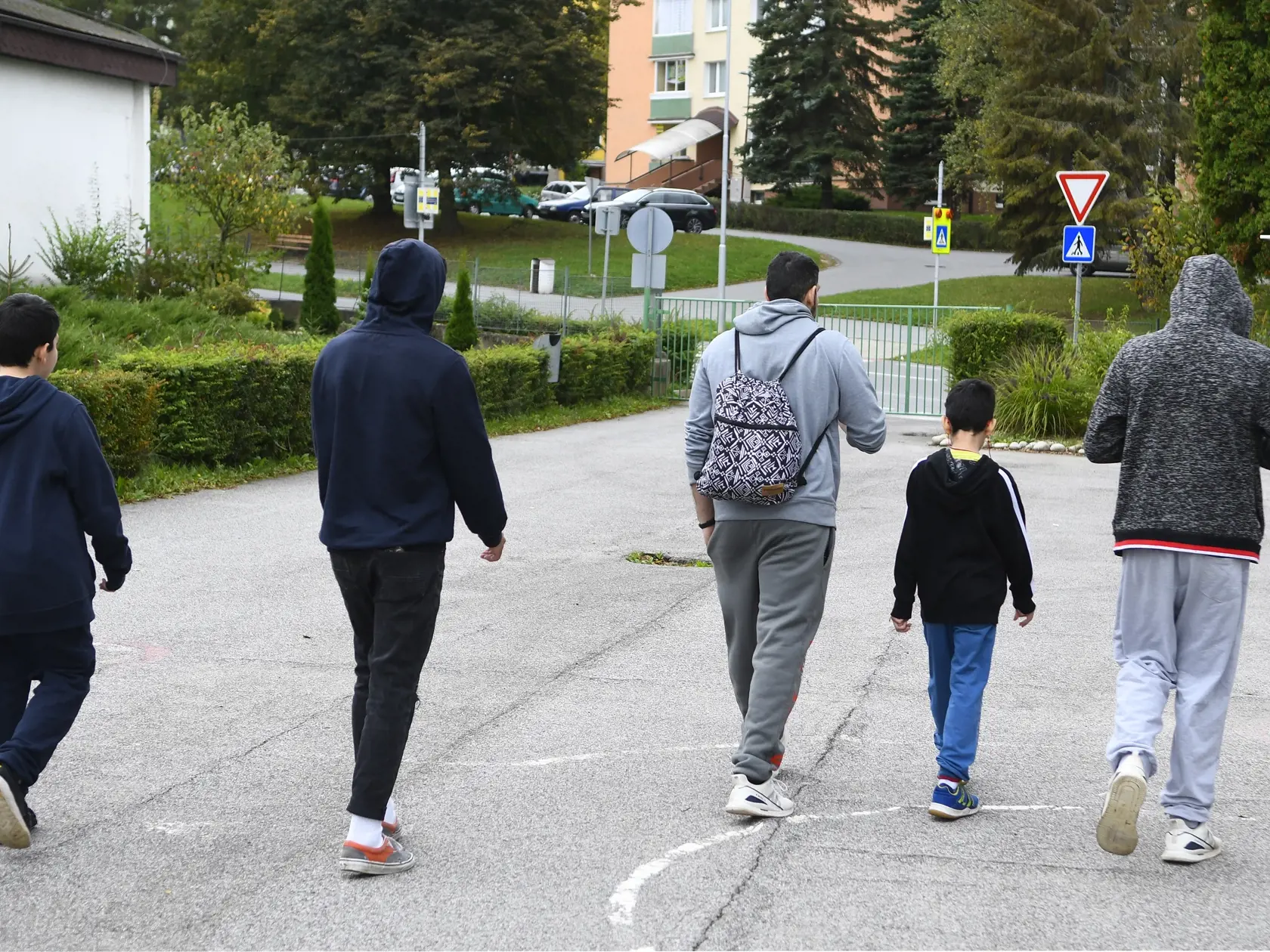 Mesto Bardejov kvôli druhej vlne pandémie nového koronavírusu od pondelka zatvorilo základné školy vo svojej zriaďovateľskej pôsobnosti. Rozhodol o tom v piatok mestský krízový štáb (MKŠ) na svojom mimoriadnom večernom rokovaní. Na snímke Rómovia odchádzajú z areálu ihriska zatvorenej ZŠ Komenského 23 v Bardejove 5. októbra 2020. FOTO TASR - Milan Kapusta


