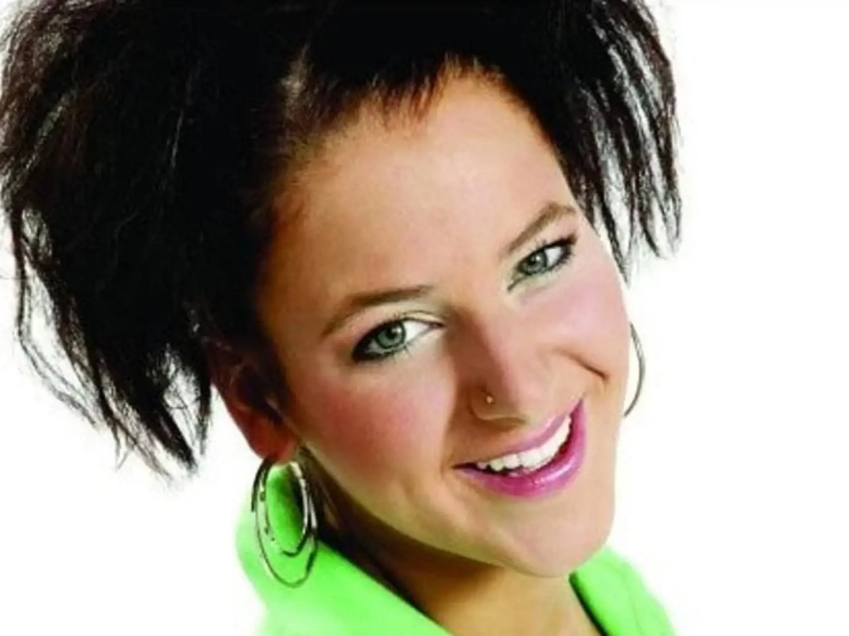 Inéz Kardošová († 25) z reality šou VyVolení zomrela v roku 2008 pri autonehode. Ráno okolo 5.00 hodiny neďaleko obce Abramová pri Martine nezvládla riadenie a jej auto narazilo do stromu. Podľa vyjadrenia polície prešla do protismeru, následne sa vracala do svojho jazdného pruhu, ale vozidlo sa dostalo do šmyku a zišlo vpravo mimo vozovku, kde ľavým bokom narazilo do kmeňa stromu. Inéz Kardošová podľahla ťažkým zraneniam krátko po prevoze do nemocnice. 