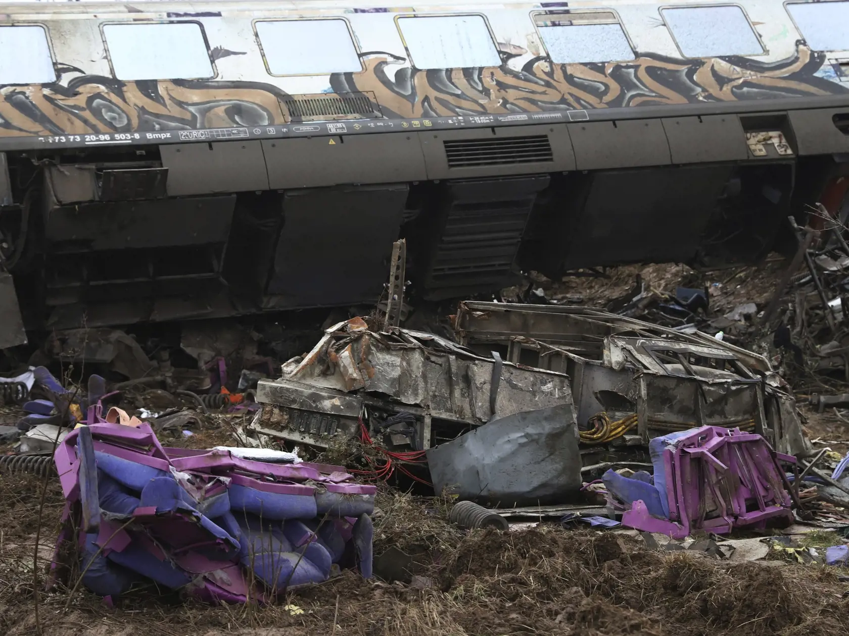 KK31 Larisa - Snímka z miesta zrážky nákladného a osobného vlaku v blízkosti mesta Larisa na severe Grécka 2. marca 2023. GNa 42 stúpol počet obetí utorkovej čelnej zrážky vlakov neďaleko mesta Larisa na severe Grécka, uviedol vo štvrtok miestny hasičský zbor. K nehode došlo v utorok krátko pred polnocou približne na polceste medzi Aténami a Solúnom. Po zrážke nákladného a osobného vlaku sa vykoľajilo niekoľko vozňov. Medzi cestujúcimi bolo množstvo študentov vracajúcich sa do škôl po predĺženom