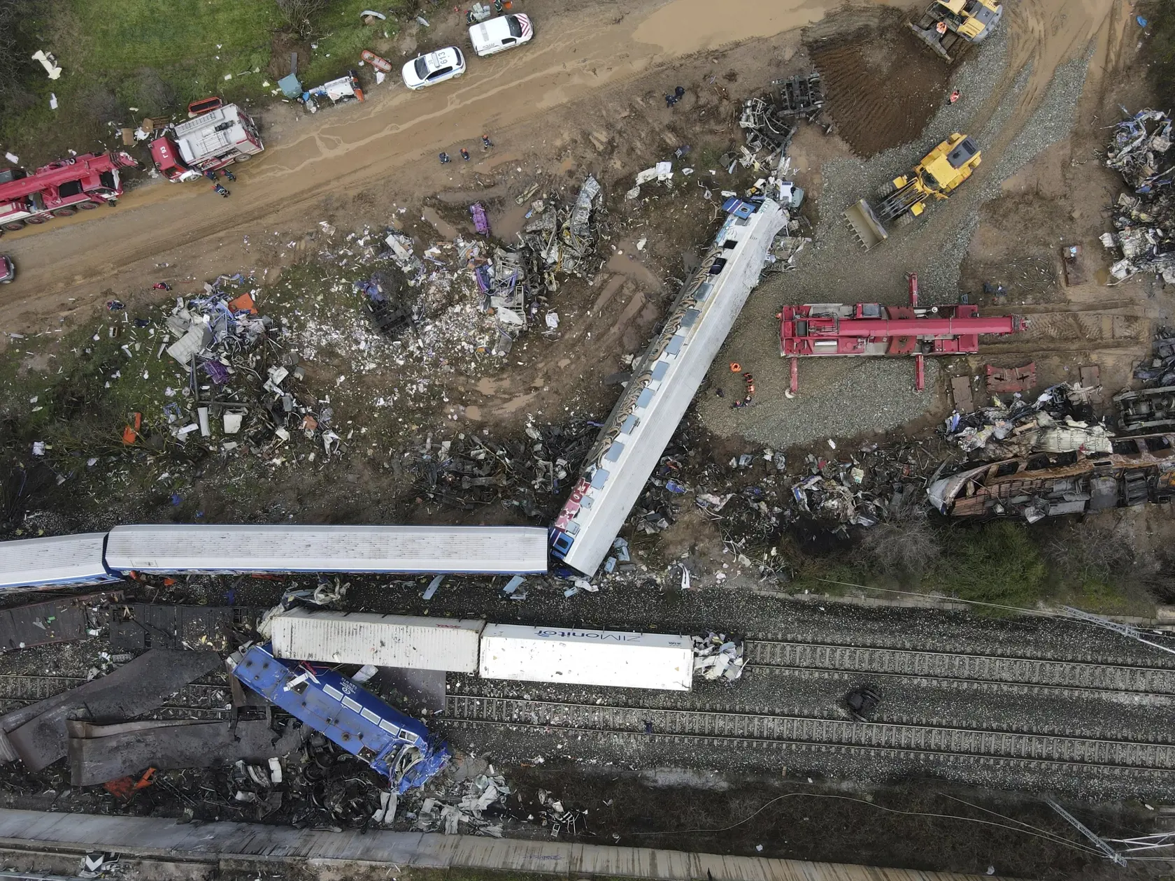 KK17 Larisa - Na snímke miesto zrážky nákladného a osobného vlaku v blízkosti mesta Larisa na severe Grécka 3. marca 2023. Na 57 mŕtvych stúpol počet obetí utorkovej čelnej zrážky vlakov pri meste Larisa na severe Grécka. V nemocniciach je 48 zranených, šesť z nich na jednotke intenzívnej starostlivosti. Nezvestných je 56 osôb. K nehode došlo v utorok krátko pred polnocou približne na polceste medzi Aténami a Solúnom. Po zrážke nákladného a osobného vlaku sa vykoľajilo niekoľko vozňov. Medzi ces