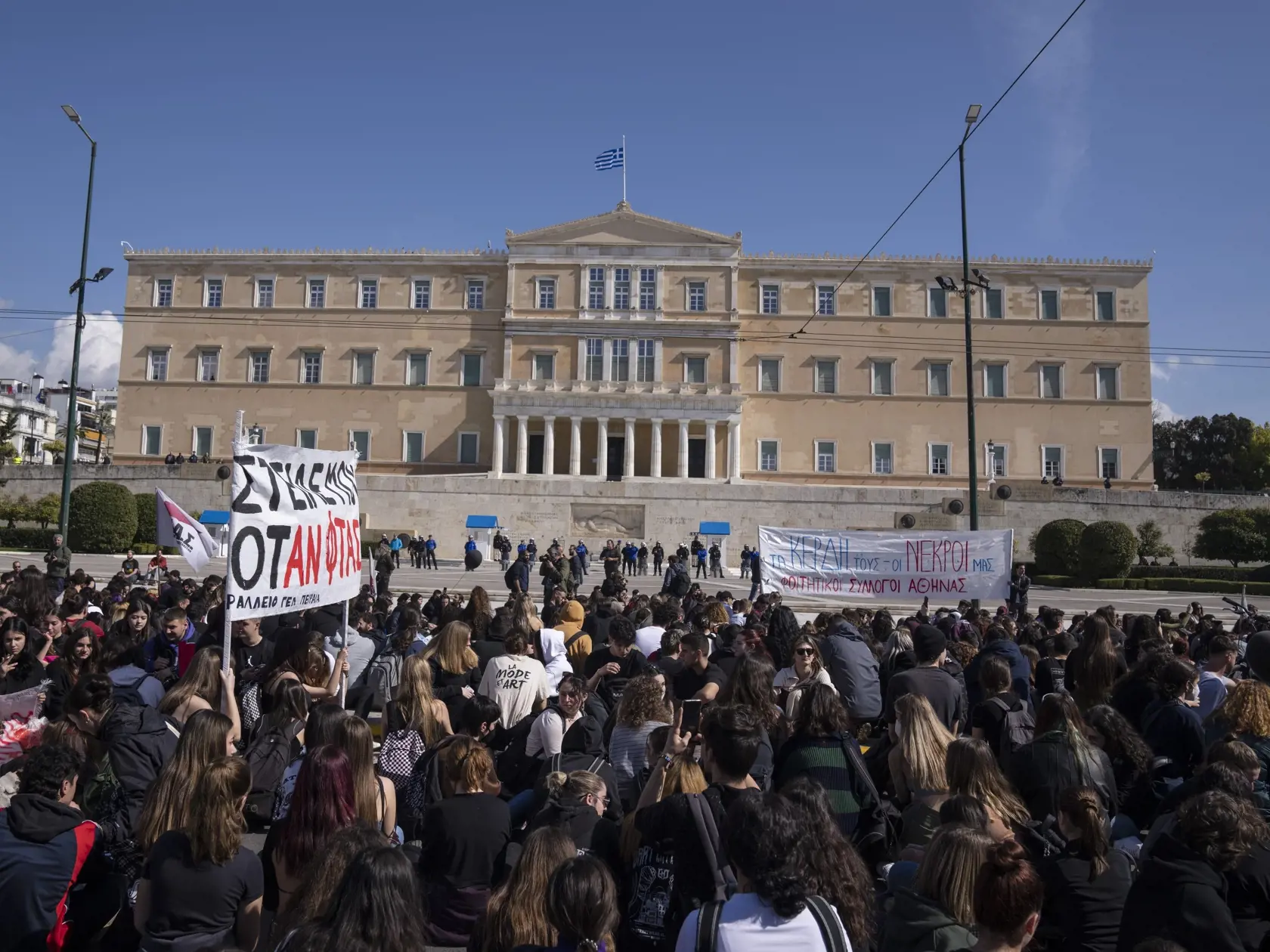 JB 16 Atény - Univerzitní študenti sedia na ceste pred sídlom gréckeho parlamentu, aby si uctili pamiatku obetí vlakovej nehody v Aténach 3. marca 2023. Stovky protestujúcich ľudí si pred gréckym parlamentom v piatok minútou ticha uctili pamiatku obetí utorkovej tragickej čelnej zrážky dvoch vlakov, informuje agentúra AFP, od ktorej TASR správu prevzala. Pred budovou gréckeho parlamentu protestovali najmä študenti v rámci série demonštrácii naprieč celý Gréckom. Protestujúci žiadajú vyvodenie zo