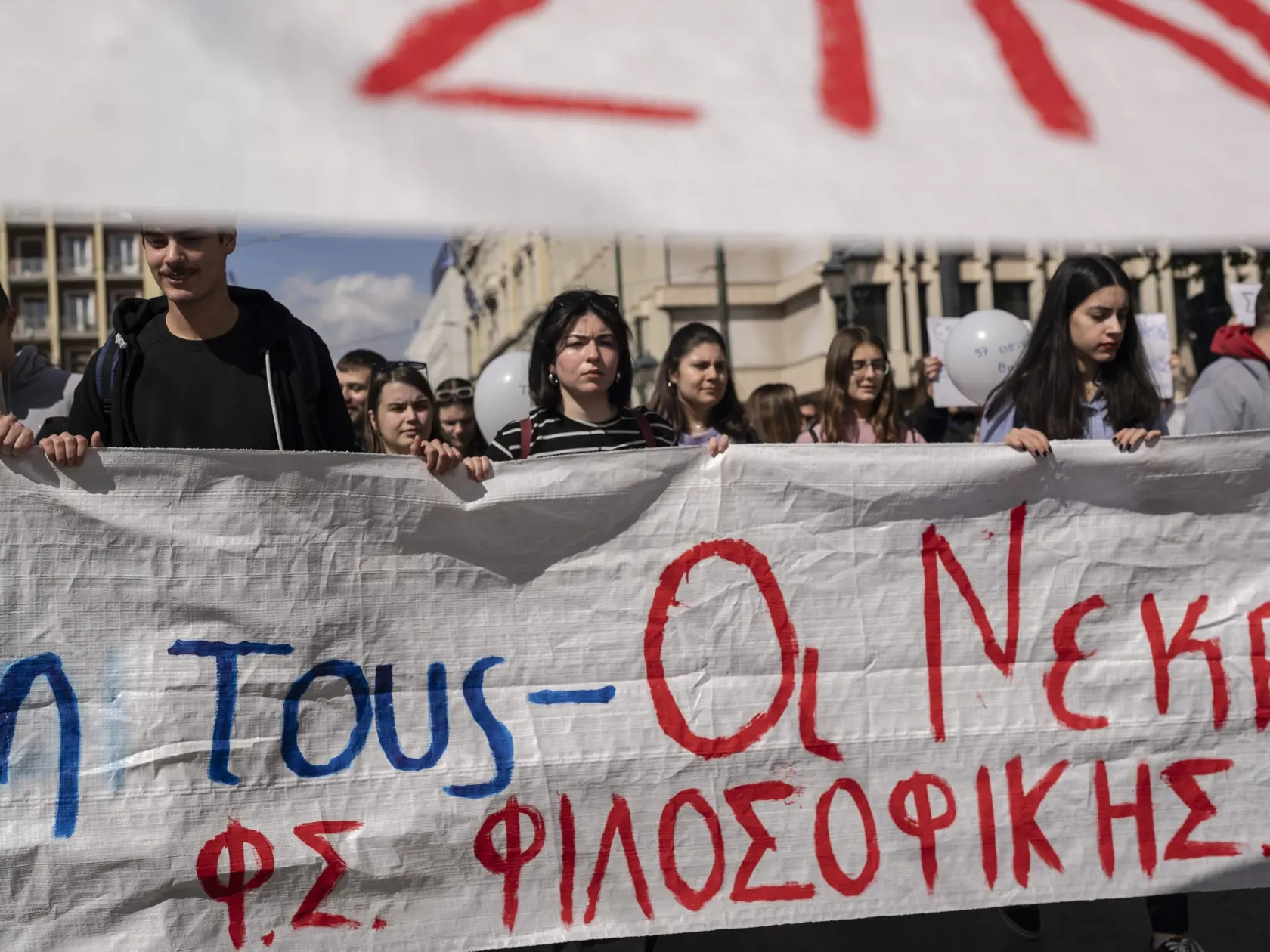JB 18 Atény - Univerzitní študenti skandujú počas protestného zhromaždenia pred sídlom železničnej spoločnosti Hellenic Train v Aténach 3. marca 2023. Stovky protestujúcich si pred gréckym parlamentom v piatok minútou ticha uctili pamiatku obetí utorkovej tragickej čelnej zrážky dvoch vlakov, informuje agentúra AFP, od ktorej TASR správu prevzala. Pred budovou gréckeho parlamentu protestovali najmä študenti v rámci série demonštrácii naprieč celý Gréckom. Protestujúci žiadajú vyvodenie zodpovedn