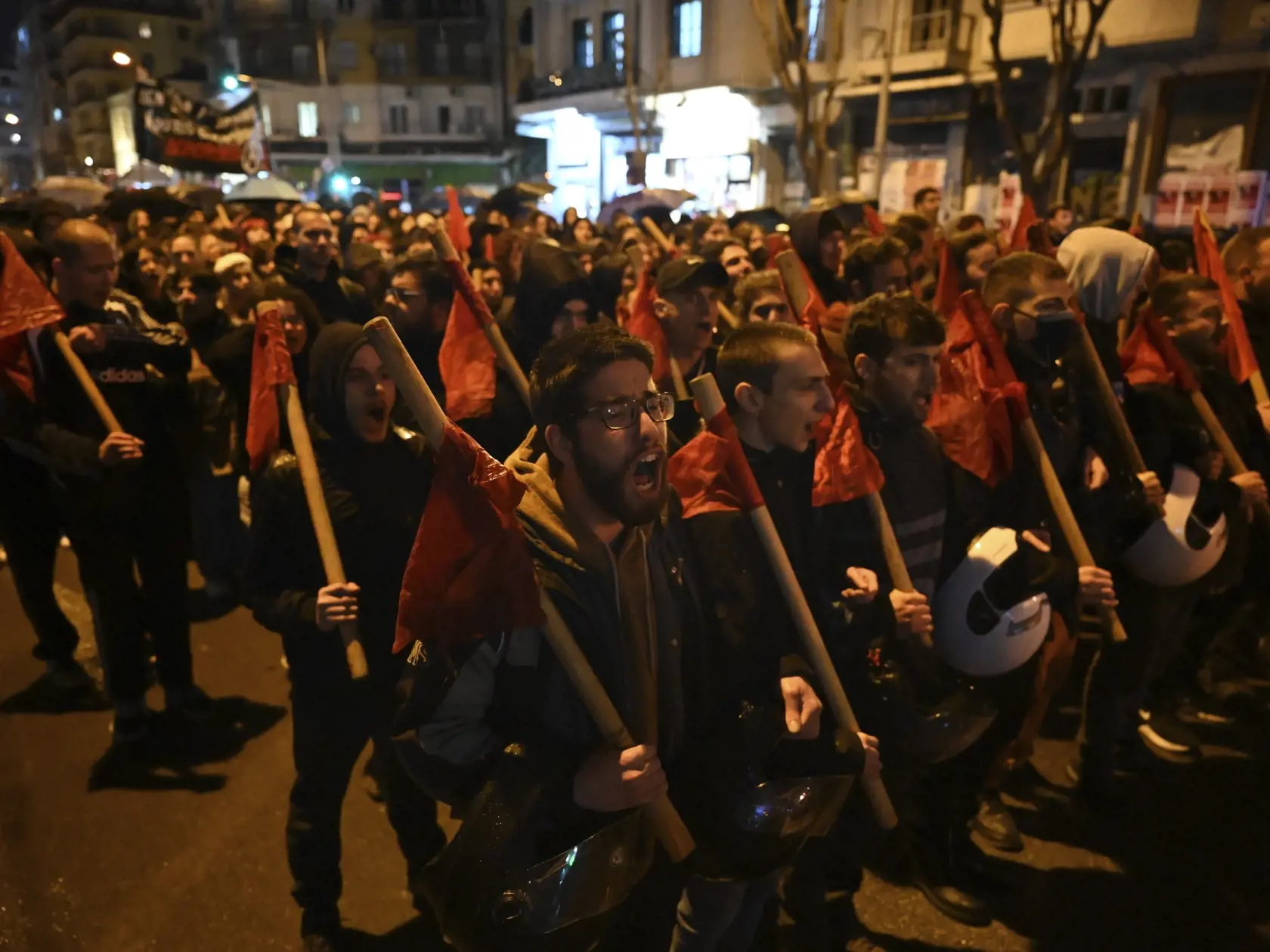 EBE 8 Solún - Na snímke demonštranti počas protestu v prístavnom meste Solún 2. marca 2023. Približne 700 ľudí sa vo štvrtok zhromaždilo pred sídlom železničnej spoločnosti Hellenic Train v Aténach, kde protestovali proti chronickým nedostatkom a zlyhaniam. Tie v utorok krátko pred polnocou spôsobili čelnú zrážku dvoch vlakov s 57 mŕtvymi. TASR prevzala správu z tlačovej agentúry AFP.    Protestujúci si minútou ticha uctili pamiatku obetí nehody. FOTO TASR/AP

People shout slogans during a prote