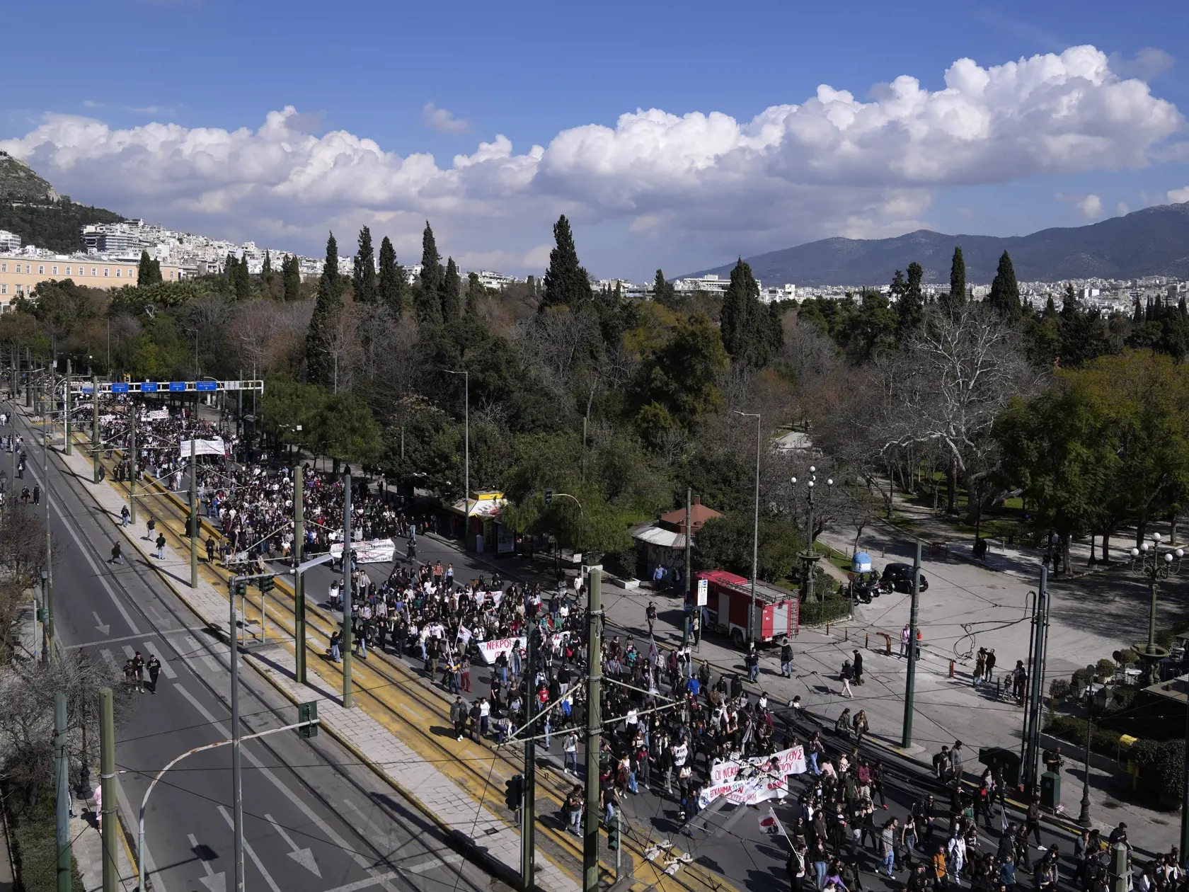 JB 9 Atény - Ľudia protestujú počas protestného zhromaždenia pred sídlom železničnej spoločnosti Hellenic Train v Aténach 3. marca 2023. Stovky protestujúcich si pred gréckym parlamentom v piatok minútou ticha uctili pamiatku obetí utorkovej tragickej čelnej zrážky dvoch vlakov, informuje agentúra AFP, od ktorej TASR správu prevzala. Pred budovou gréckeho parlamentu protestovali najmä študenti v rámci série demonštrácii naprieč celý Gréckom. Protestujúci žiadajú vyvodenie zodpovednosti za tragéd