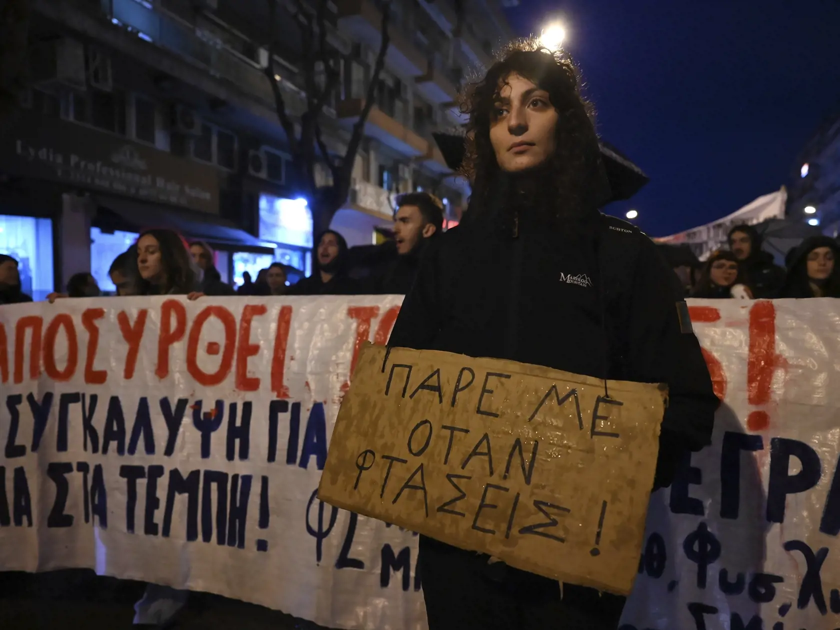 JB 28 Solún - Žena drží transparent počas protestu v prístavnom meste Solún 2. marca 2023. Približne 700 ľudí sa vo štvrtok zhromaždilo pred sídlom železničnej spoločnosti Hellenic Train v Aténach, kde protestovali proti chronickým nedostatkom a zlyhaniam. Tie v utorok krátko pred polnocou spôsobili čelnú zrážku dvoch vlakov s 57 mŕtvymi. TASR prevzala správu z tlačovej agentúry AFP.    Protestujúci si minútou ticha uctili pamiatku obetí nehody. FOTO TASR/AP

A woman holds a placard that reads "