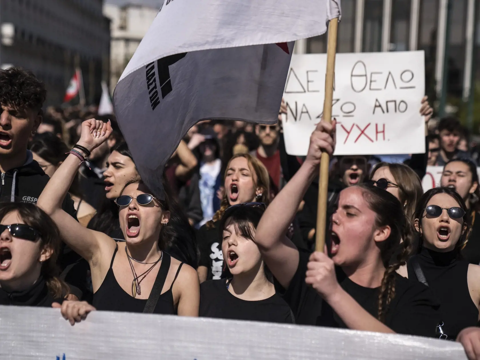 JB 17 Atény - Univerzitní študenti skandujú počas protestného zhromaždenia pred sídlom železničnej spoločnosti Hellenic Train v Aténach 3. marca 2023. Stovky protestujúcich si pred gréckym parlamentom v piatok minútou ticha uctili pamiatku obetí utorkovej tragickej čelnej zrážky dvoch vlakov, informuje agentúra AFP, od ktorej TASR správu prevzala. Pred budovou gréckeho parlamentu protestovali najmä študenti v rámci série demonštrácii naprieč celý Gréckom. Protestujúci žiadajú vyvodenie zodpovedn