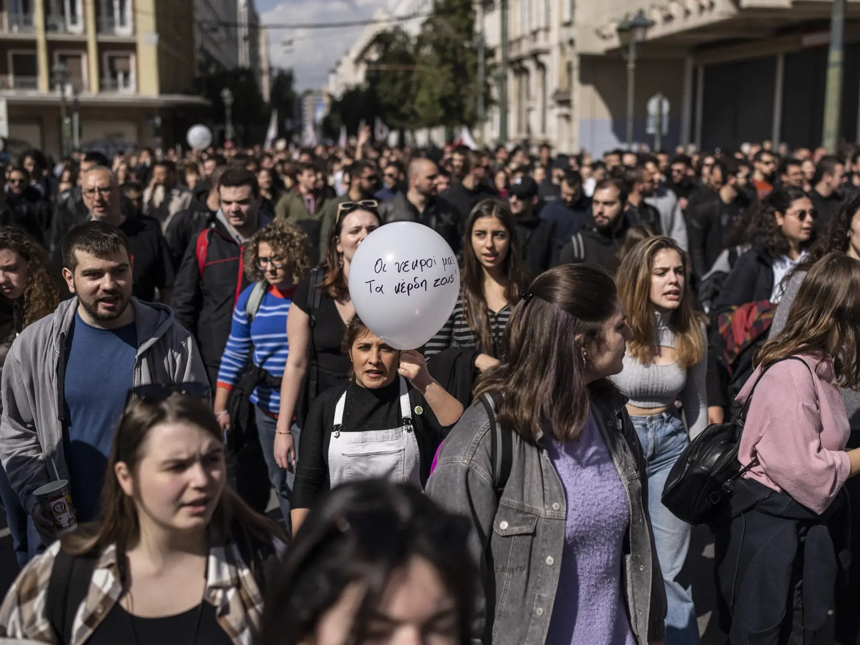 JB 10 Atény - Univerzitní študenti skandujú počas protestného zhromaždenia pred sídlom železničnej spoločnosti Hellenic Train v Aténach 3. marca 2023. Stovky protestujúcich si pred gréckym parlamentom v piatok minútou ticha uctili pamiatku obetí utorkovej tragickej čelnej zrážky dvoch vlakov, informuje agentúra AFP, od ktorej TASR správu prevzala. Pred budovou gréckeho parlamentu protestovali najmä študenti v rámci série demonštrácii naprieč celý Gréckom. Protestujúci žiadajú vyvodenie zodpovedn