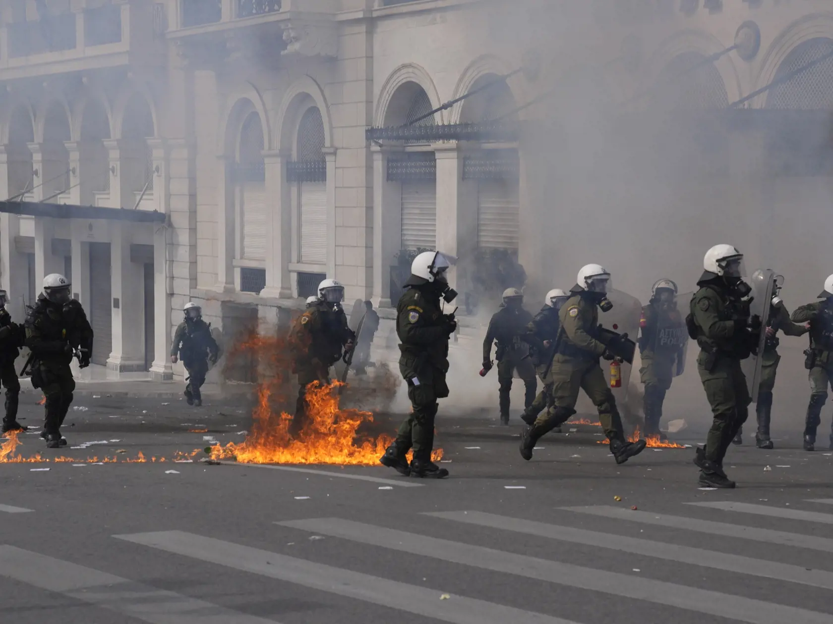 EBE 37 Atény - Na snímke poriadková polícia uprostred plameňov zo zápalnej fľaše, ktorú hodili demonštranti počas generálneho štrajku dopravcov v gréckych Aténach 16. marca 2023. FOTO TASR/AP


Riot polices take their positions next of some flames of cocktail molotov after throwing of a protestors during a 24-hours general strike in central Athens, on Thursday, March 16, 2023. Strikes by labor unions in Greece following a rail disaster last month have disrupted public transport and extensively d