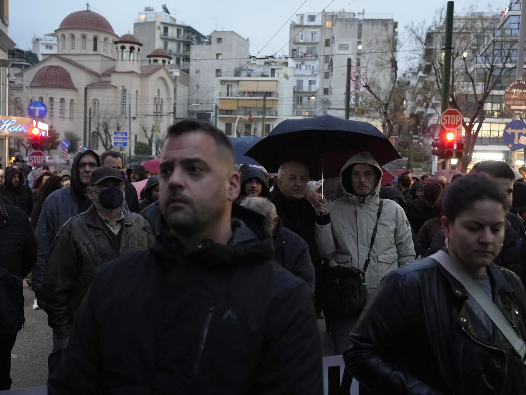 JB 26 Atény - Ľudia si minútou ticha pripomínajú obete vlakovej tragédie počas protestu pred sídlom železničnej spoločnosti Hellenic Train v Aténach 2. marca 2023. Približne 700 ľudí sa vo štvrtok zhromaždilo pred sídlom železničnej spoločnosti Hellenic Train v Aténach, kde protestovali proti chronickým nedostatkom a zlyhaniam. Tie v utorok krátko pred polnocou spôsobili čelnú zrážku dvoch vlakov s 57 mŕtvymi. TASR prevzala správu z tlačovej agentúry AFP.    Protestujúci si minútou ticha uctili 