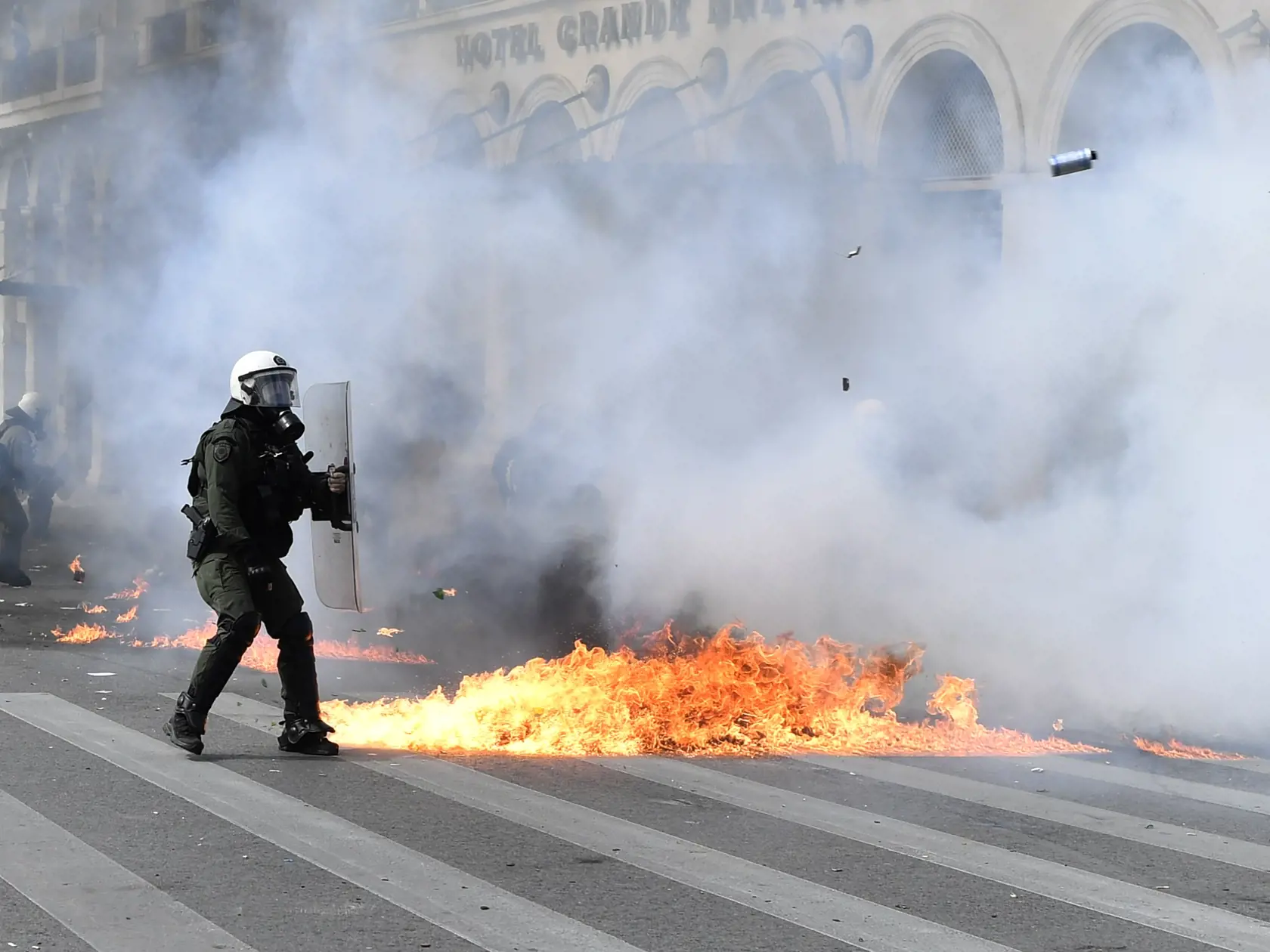 EBE 38 Atény - Na snímke poriadková polícia uprostred plameňov zo zápalnej fľaše, ktorú hodili demonštranti počas generálneho štrajku dopravcov v gréckych Aténach 16. marca 2023. FOTO TASR/AP


A riot police takes his positions next of flame of a cocktail molotov after throwing of a protestors during a 24-hours general strike in central Athens, on Thursday, March 16, 2023. Strikes by labor unions in Greece following a rail disaster last month have disrupted public transport and extensively disru