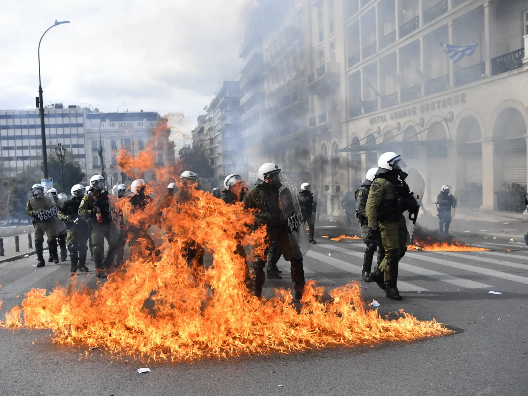 EBE 35 Atény - Na snímke poriadková polícia uprostred plameňov zo zápalnej fľaše počas demonštrácie v rámci generálneho štrajku dopravcov v gréckych Aténach 16. marca 2023. FOTO TASR/AP


Riot polices take their positions next of flames of cocktail molotov after throwing of a protestors during a 24-hours general strike in central Athens, on Thursday, March 16, 2023. Strikes by labor unions in Greece following a rail disaster last month have disrupted public transport and extensively disrupted se