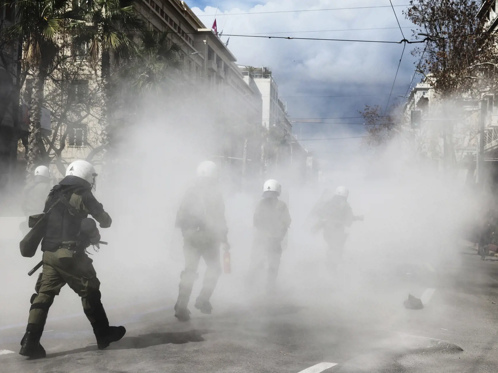 EBE 51 Atény - Pred gréckym parlamentom v Aténach sa v nedeľu zhromaždili tisícky demonštrantov, ktorí kritizovali zlyhania vlády pri riadení železničnej siete. Protest sa uskutočnil v reakcii na utorkovú vlakovú nehodu, ktorá si vyžiadala 57 obetí. Medzi protestujúcimi a príslušníkmi polície došlo i k potýčkam. Na snímke poriadková polícia zasahuje proti demonštrantom počas stretov v Aténach v Grécku v nedeľu 5. marca 2023. FOTO TASR/AP

Riot police operate against demonstrators during clashes 