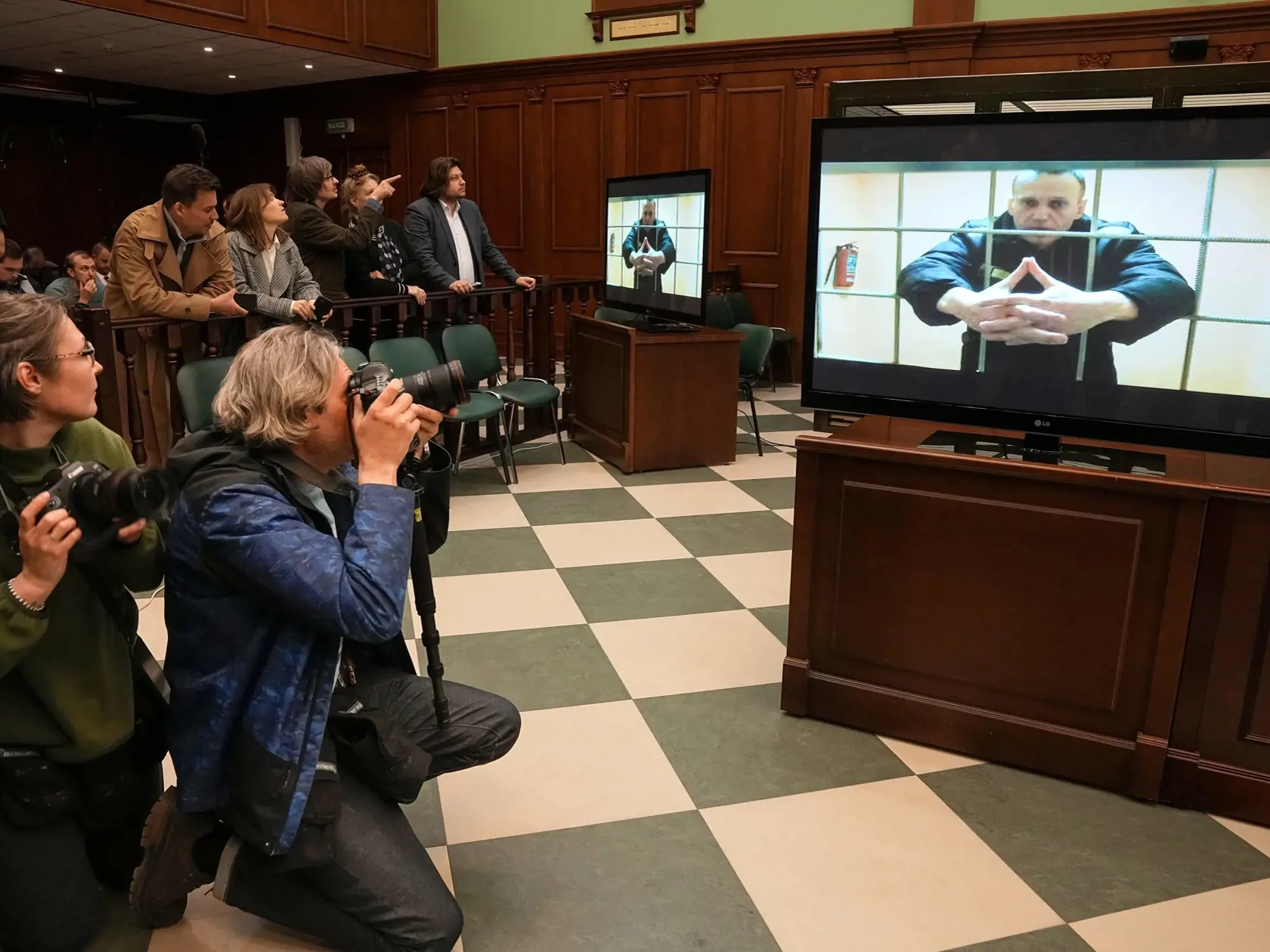Väznený ruský opozičný líder Alexej Navaľnyj počas videoprenosu v súdnej sieni v Moskve 24. mája 2022.