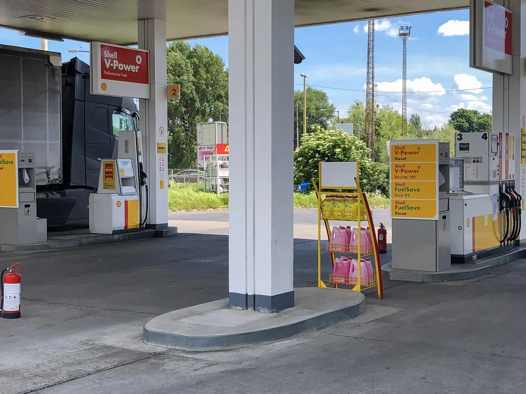 Tankovanie za výhodné ceny v Maďarsku zapríčinili nevôlu domácich, nakoľko sa v pohraničných obciach tvorili kolóny vozidiel z cudziny. Aktuálne opatrenia zvýhodnujú už len majiteľov vozidiel, ktoré sú registrované v Maďarsku.