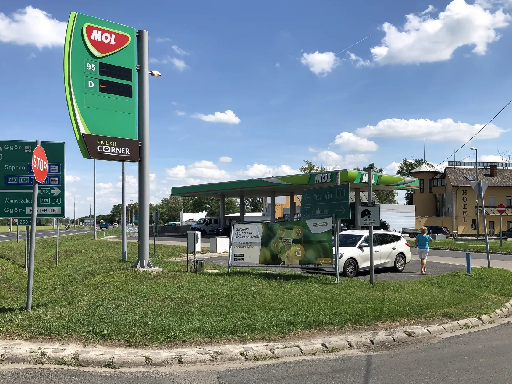 Tankovanie za výhodné ceny v Maďarsku zapríčinili nevôlu domácich, nakoľko sa v pohraničných obciach tvorili kolóny vozidiel z cudziny. Aktuálne opatrenia zvýhodnujú už len majiteľov vozidiel, ktoré sú registrované v Maďarsku.