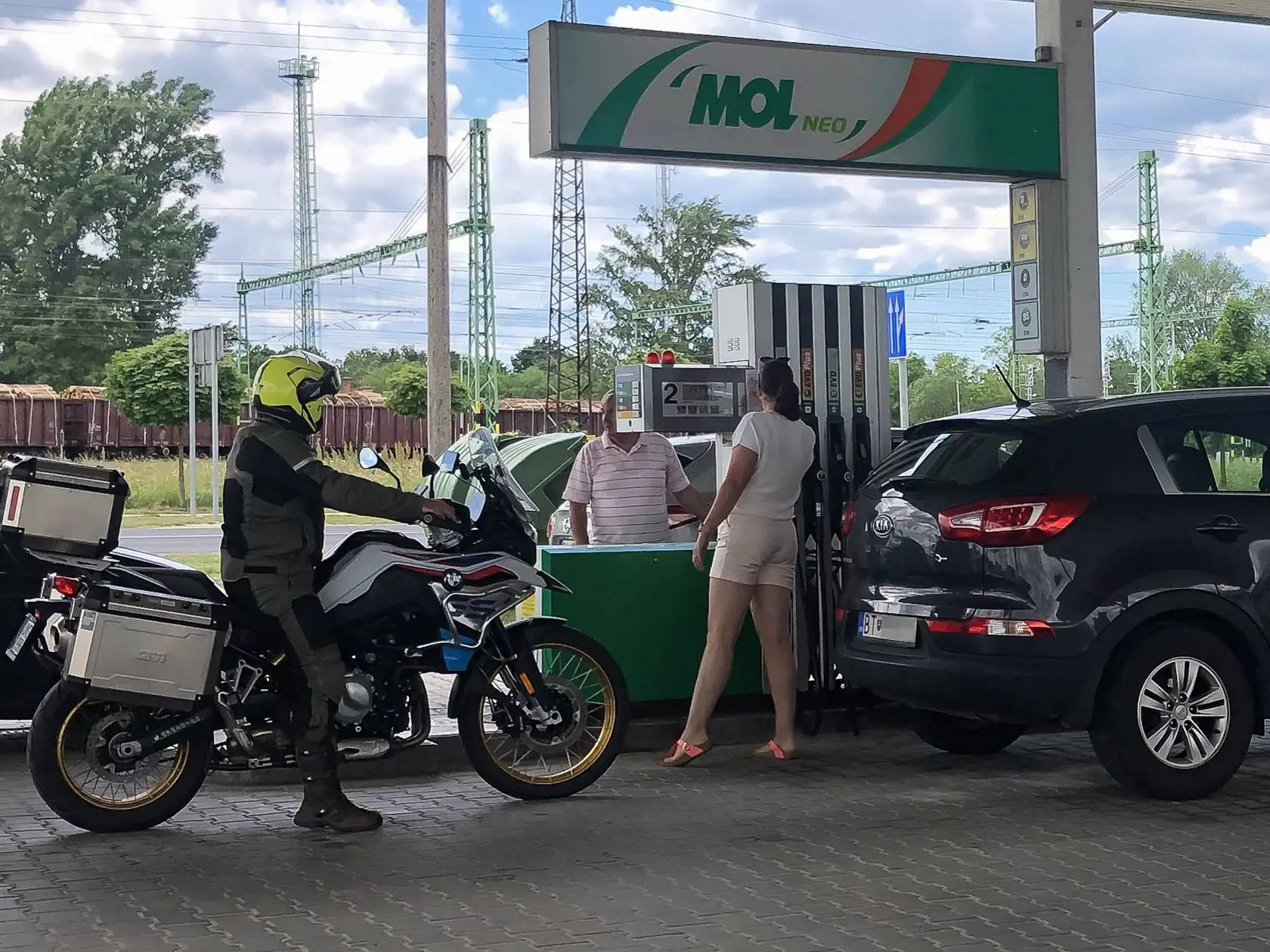 Tankovanie za výhodné ceny v Maďarsku zapríčinili nevôlu domácich, nakoľko sa v pohraničných obciach tvorili kolóny vozidiel z cudziny. Aktuálne opatrenia zvýhodnujú už len majiteľov vozidiel, ktoré sú registrované v Maďarsku.