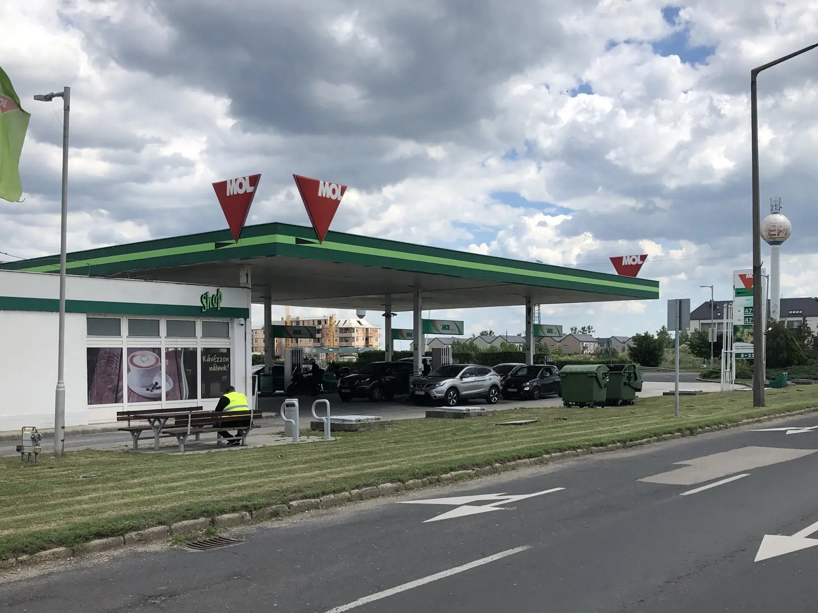 Tankovanie za výhodné ceny v Maďarsku zapríčinili nevôlu domácich, nakoľko sa v pohraničných obciach tvorili kolóny vozidiel z cudziny. Aktuálne opatrenia zvýhodnujú už len majiteľov vozidiel, ktoré sú registrované v Maďarsku.