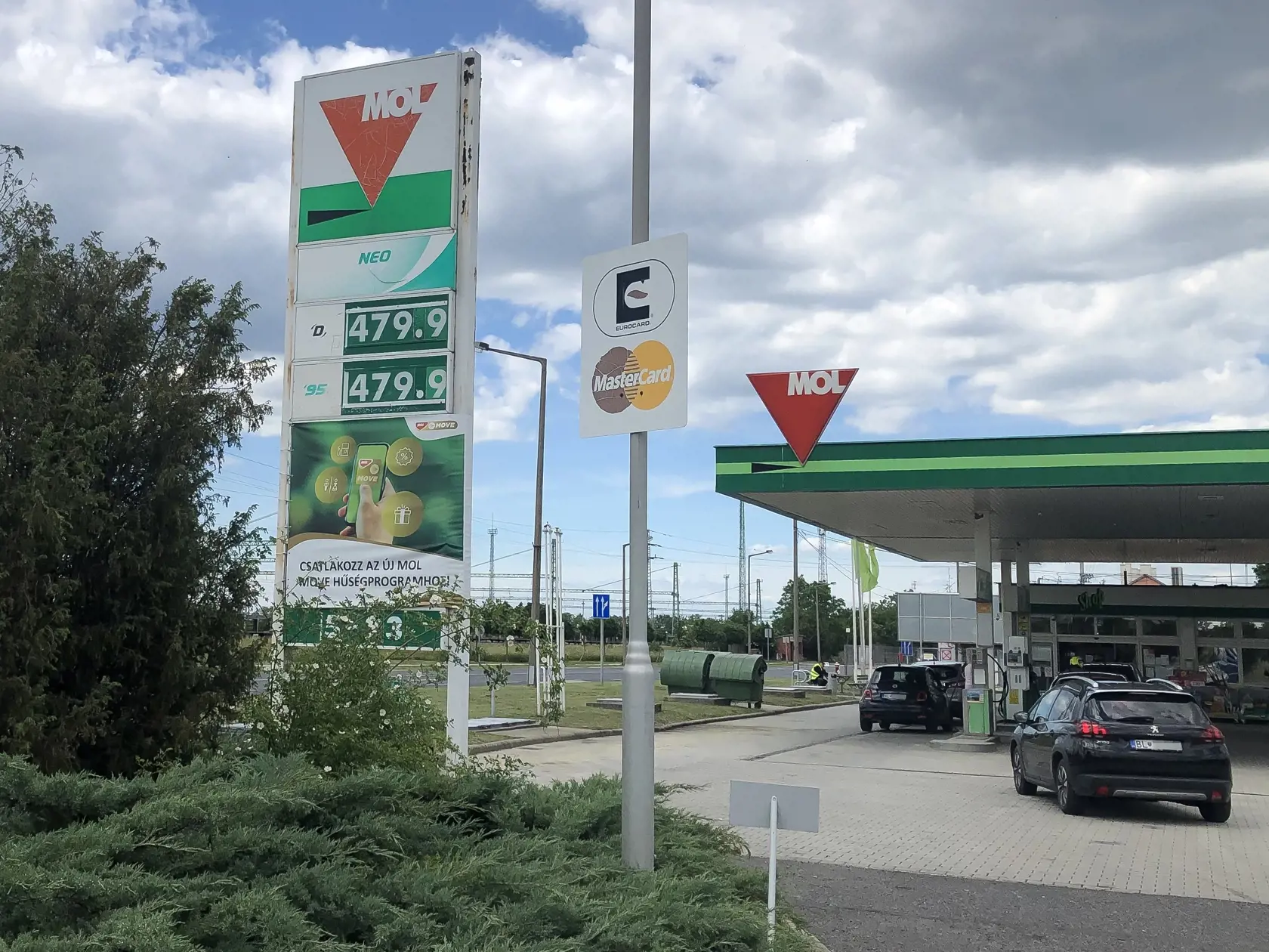 Tankovanie za výhodné ceny v Maďarsku zapríčinili nevôlu domácich, nakoľko sa v pohraničných obciach tvorili kolóny vozidiel z cudziny. Aktuálne opatrenia zvýhodnujú už len majiteľov vozidiel, ktoré sú registrované v Maďarsku.