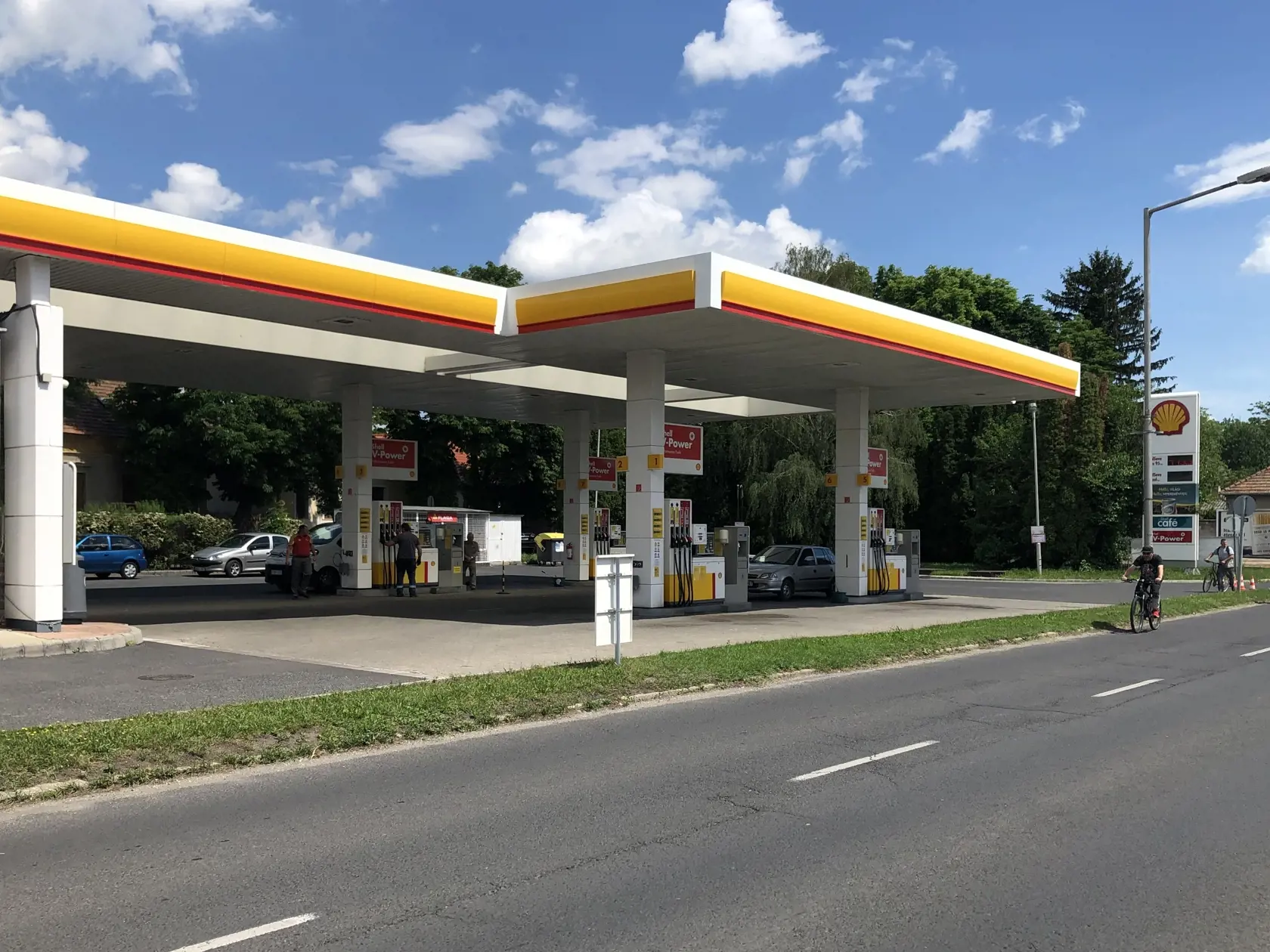 Tankovanie za výhodné ceny v Maďarsku zapríčinili nevôlu domácich, nakoľko sa v pohraničných obciach tvorili kolóny vozidiel z cudziny. Aktuálne opatrenia zvýhodnujú už len majiteľov vozidiel, ktoré sú registrované v Maďarsku.