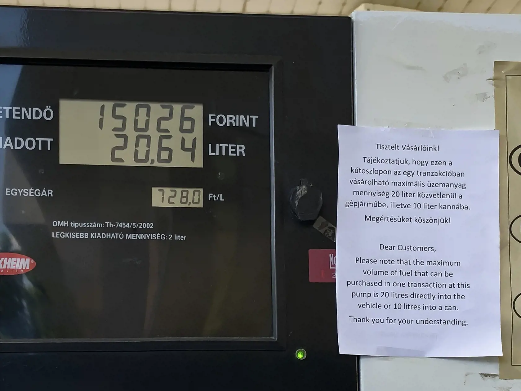 Tankovanie za výhodné ceny v Maďarsku zapríčinili nevôlu domácich, nakoľko sa v pohraničných obciach tvorili kolóny vozidiel z cudziny. Aktuálne opatrenia zvýhodnujú už len majiteľov vozidiel, ktoré sú registrované v Maďarsku.