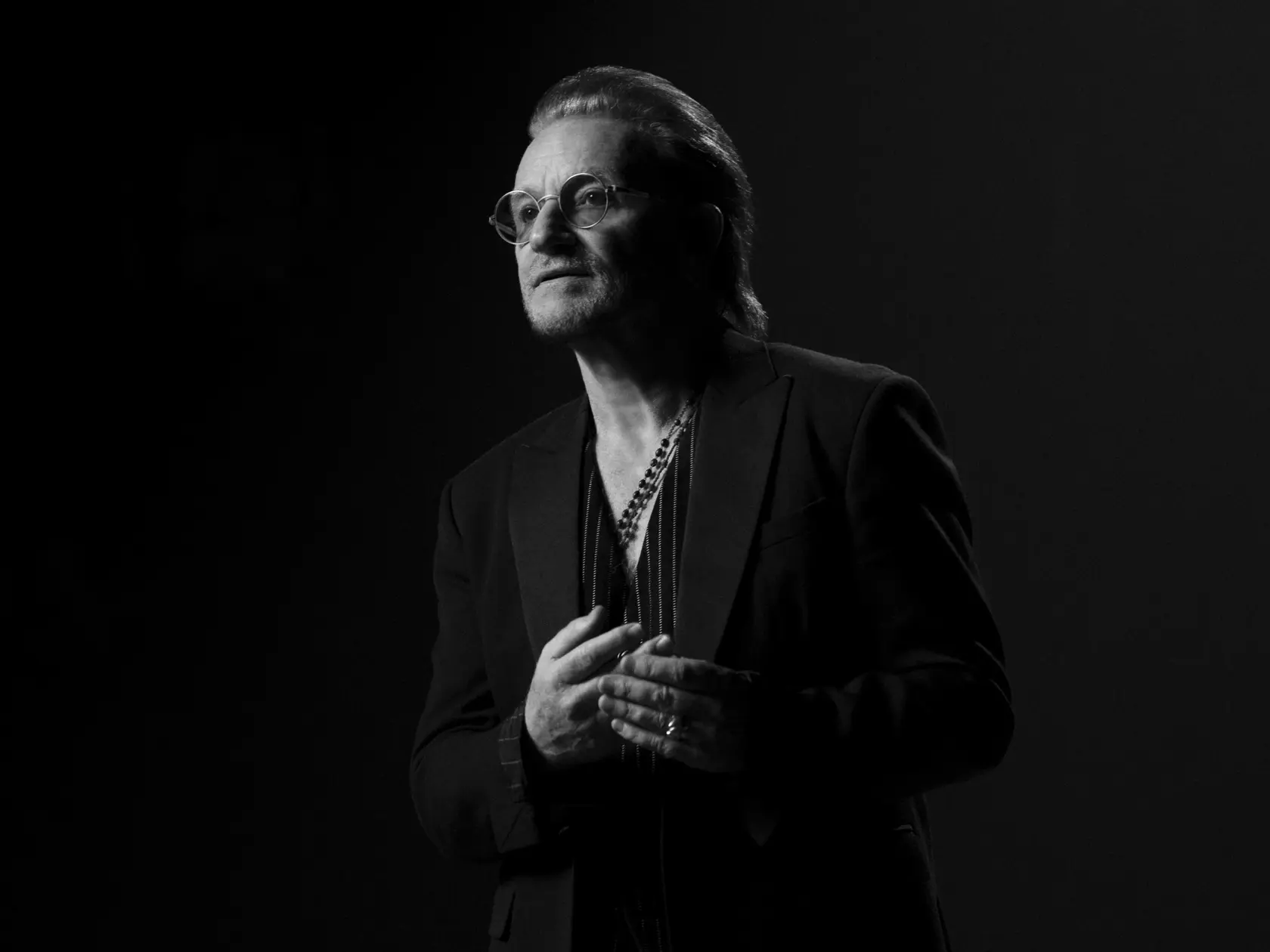 Na snímke, ktorú zverejnila platená streamovacia služba Apple TV+, spevák írskej rockovej skupiny U2, Bono, vystupuje v scéne nového dokumentárneho filmu „Bono: Stories of Surrender“. Bono sa v piatok večer 16. mája 2025 zúčastnil na svetovej premiére svojho nového dokumentu vo francúzskom Cannes. Po nesúťažnom premietaní sa frontmanovi skupiny U2 dostalo sedemminútového potlesku v stoji. FOTO TASR/AP