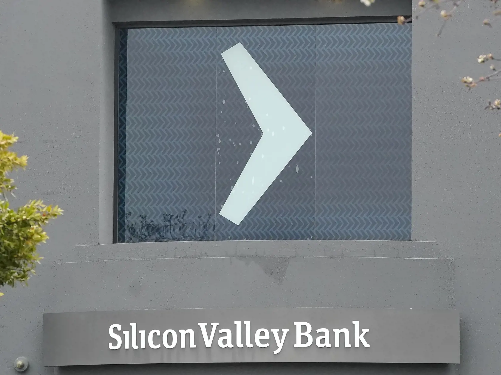 KK39 Santa Clara - Na snímke nápis banky Silicon Valley Bank 10. marca 2023 v Santa Clare.  Americké úrady v piatok zatvorili Silicon Valley Bank (SVB), aby ochránili vkladateľov. V pondelok (13. 3.) sa jej pobočky znovu otvoria, ale pod kontrolou federálneho úradu na ochranu vkladov (FDIC). FOTO TASR/AP
A Silicon Valley Bank sign is shown at the company's office in Santa Clara, Calif., Friday, March 10, 2023. The Federal Deposit Insurance Corporation is seizing the assets of Silicon Valley Bank