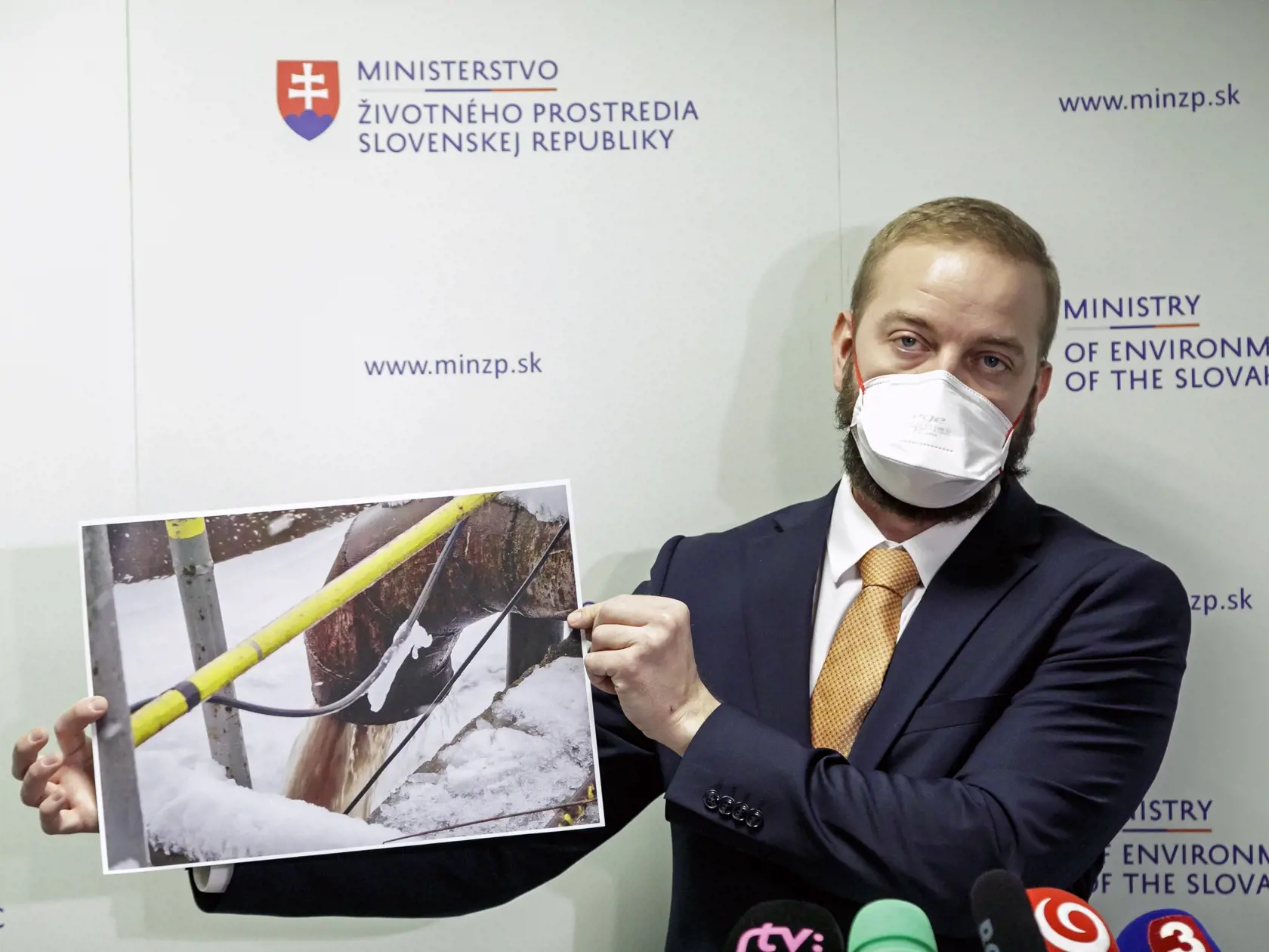Na snímke generálny riaditeľ Slovenskej inšpekcie životného prostredia (SIŽP) Ján Jenčo počas tlačovej konferencie, na ktorej informoval o riešení mimoriadneho zhoršenia vôd na potoku Kyjov v súvislosti s odkaliskom Poša v Bratislave 26. januára 2021.