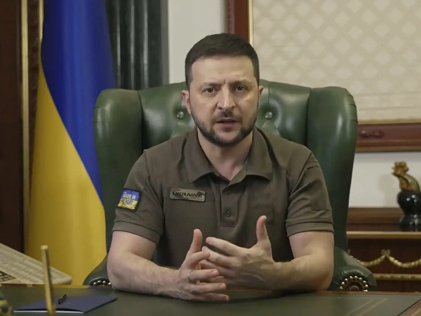 Na videosnímke ukrajinský prezident Volodymyr Zelenskyj hovorí 10. mája 2022 v Kyjeve. Ukrajinský prezident Volodymyr Zelenskyj ocenil v noci na stredu "nadľudskú silu" ukrajinských vojakov v boji krajiny proti inváznej ruskej armáde.