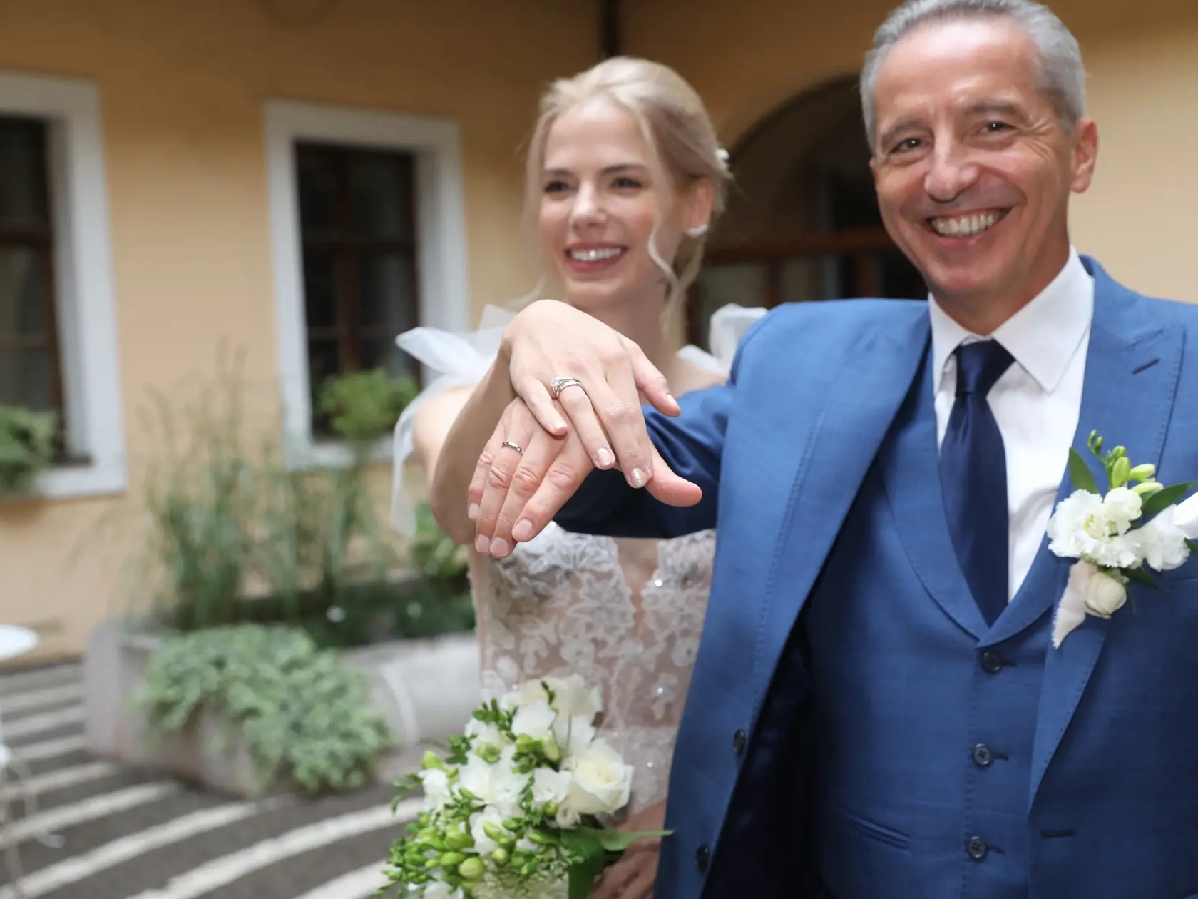 Václav Mika sa oženil. Nevesta mala nádherné jednoduché šaty.