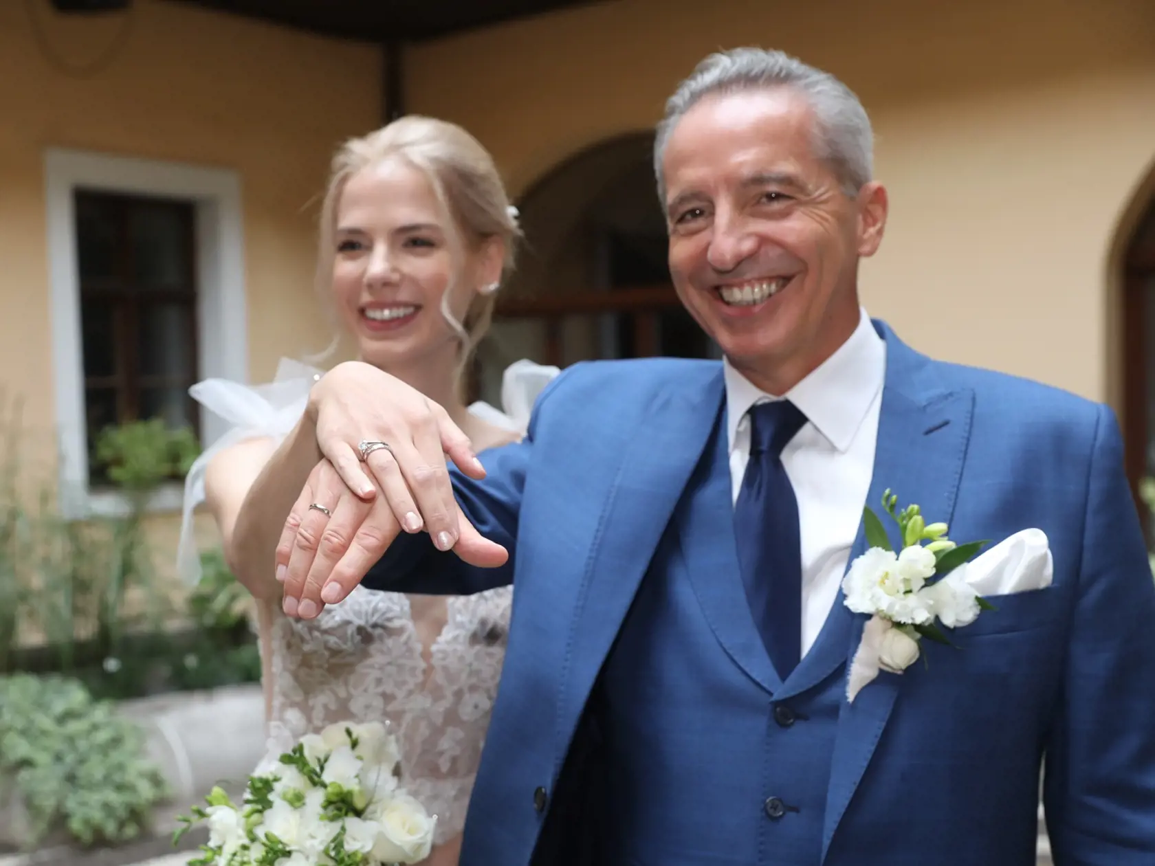 Václav Mika sa oženil. Nevesta mala nádherné jednoduché šaty.