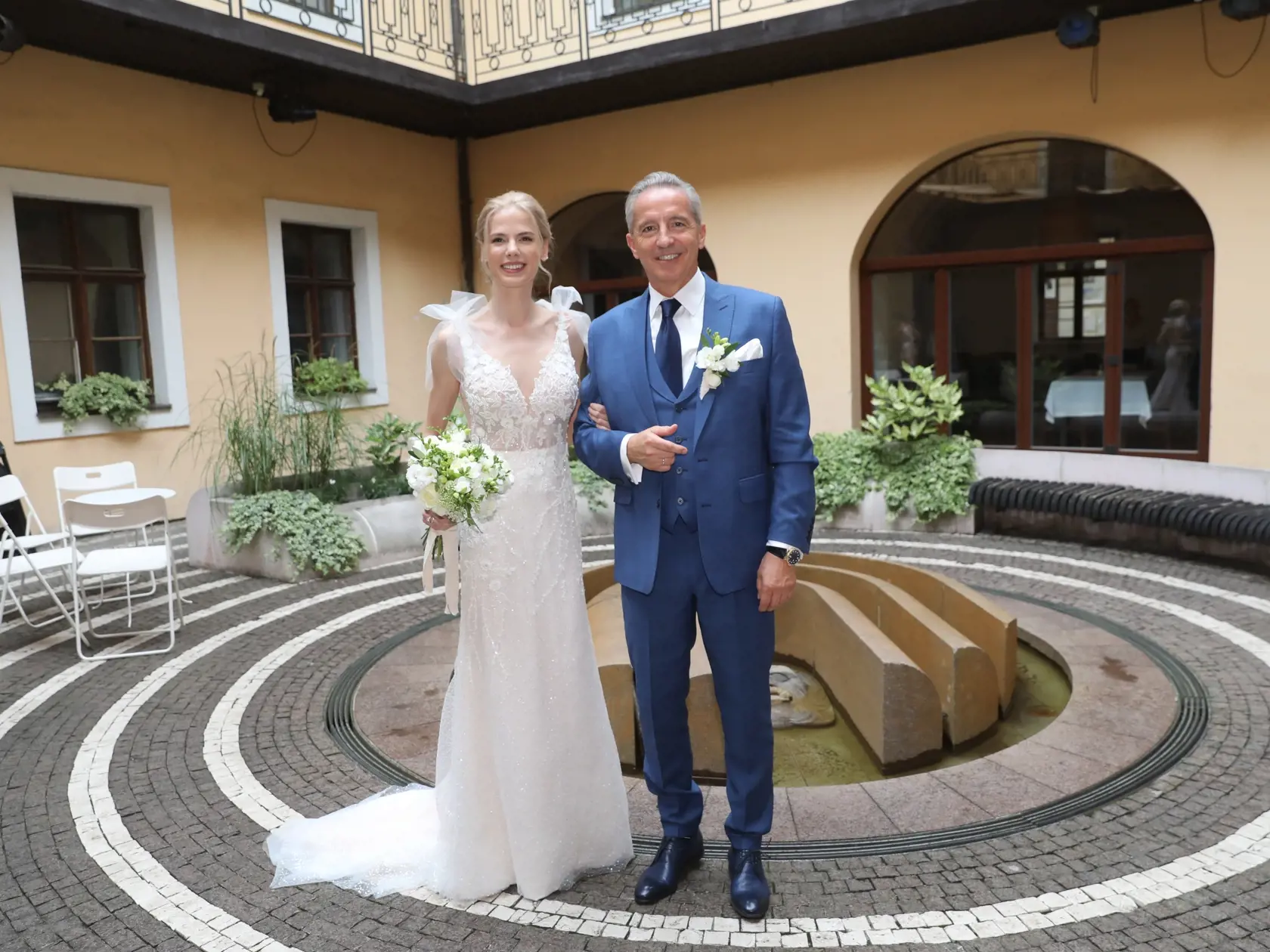 Václav Mika sa oženil. Nevesta mala nádherné jednoduché šaty.