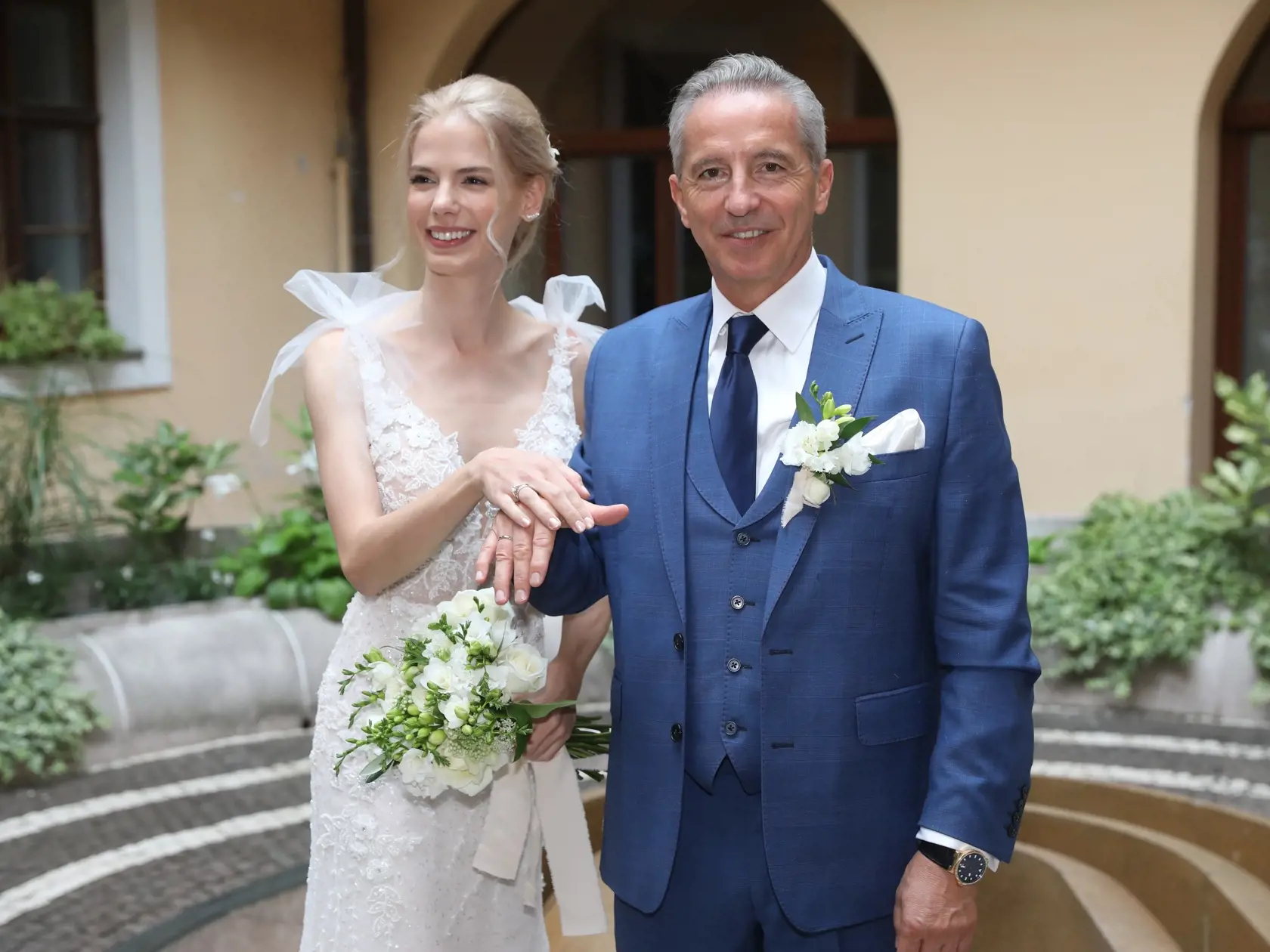Václav Mika sa oženil. Nevesta mala nádherné jednoduché šaty.