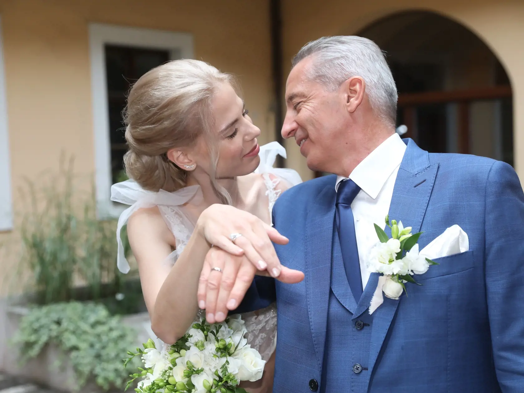 Václav Mika sa oženil. Nevesta mala nádherné jednoduché šaty.
