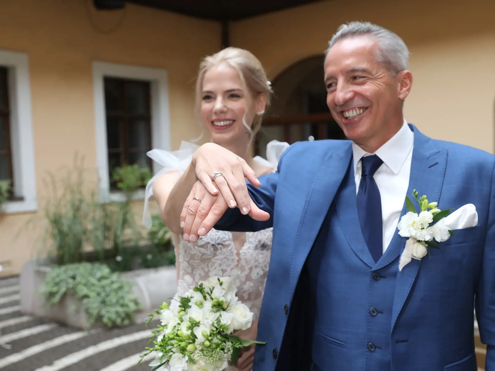 Václav Mika sa oženil. Nevesta mala nádherné jednoduché šaty.