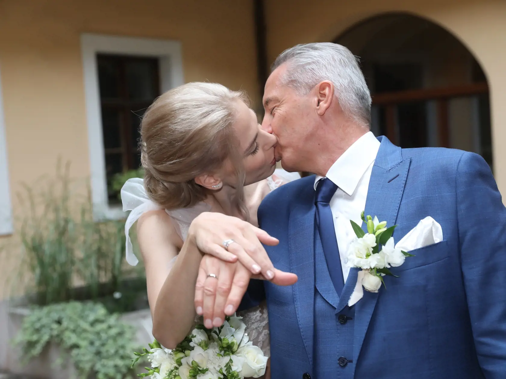 Václav Mika sa oženil. Nevesta mala nádherné jednoduché šaty.