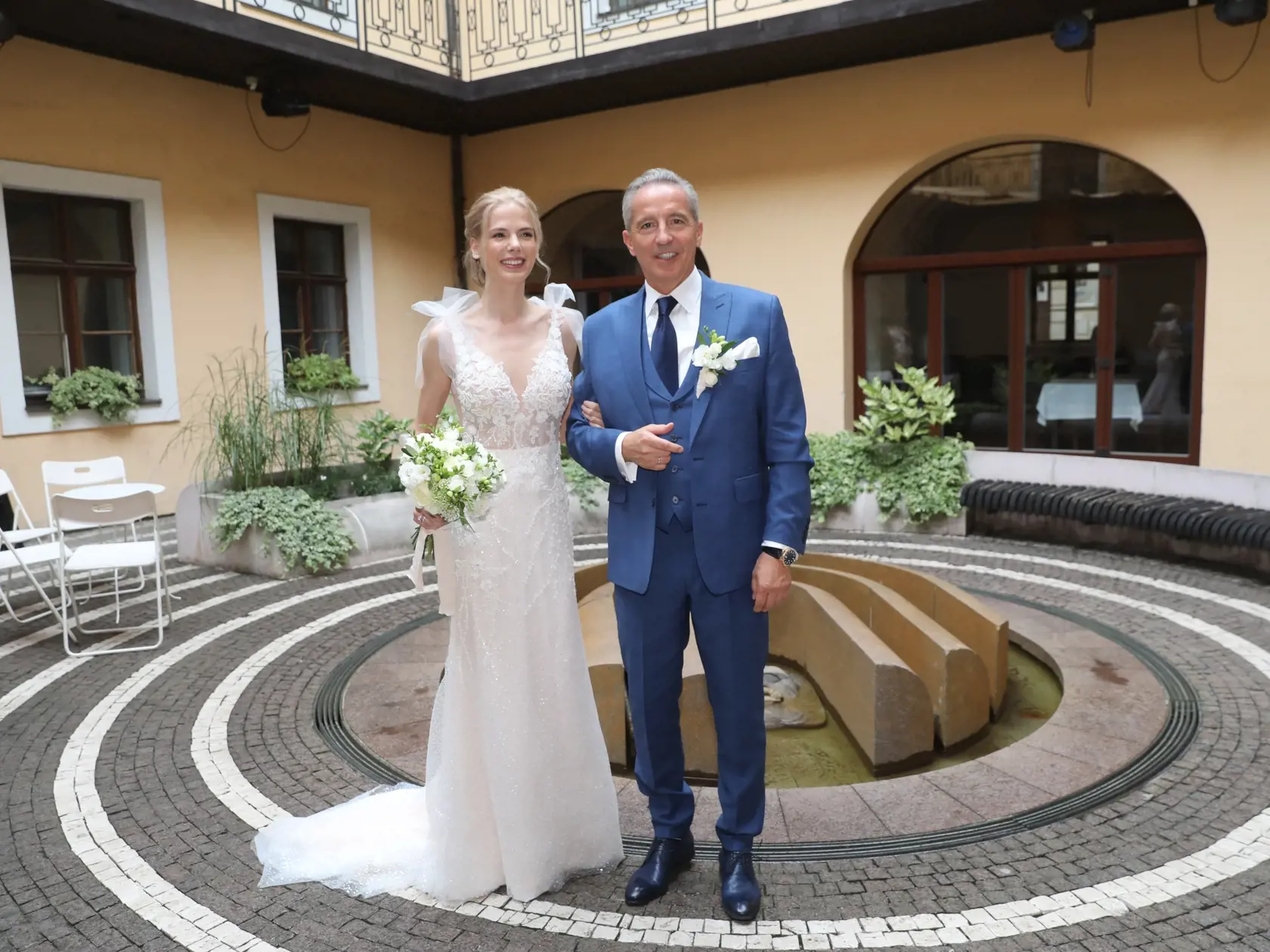 Václav Mika sa oženil. Nevesta mala nádherné jednoduché šaty.
