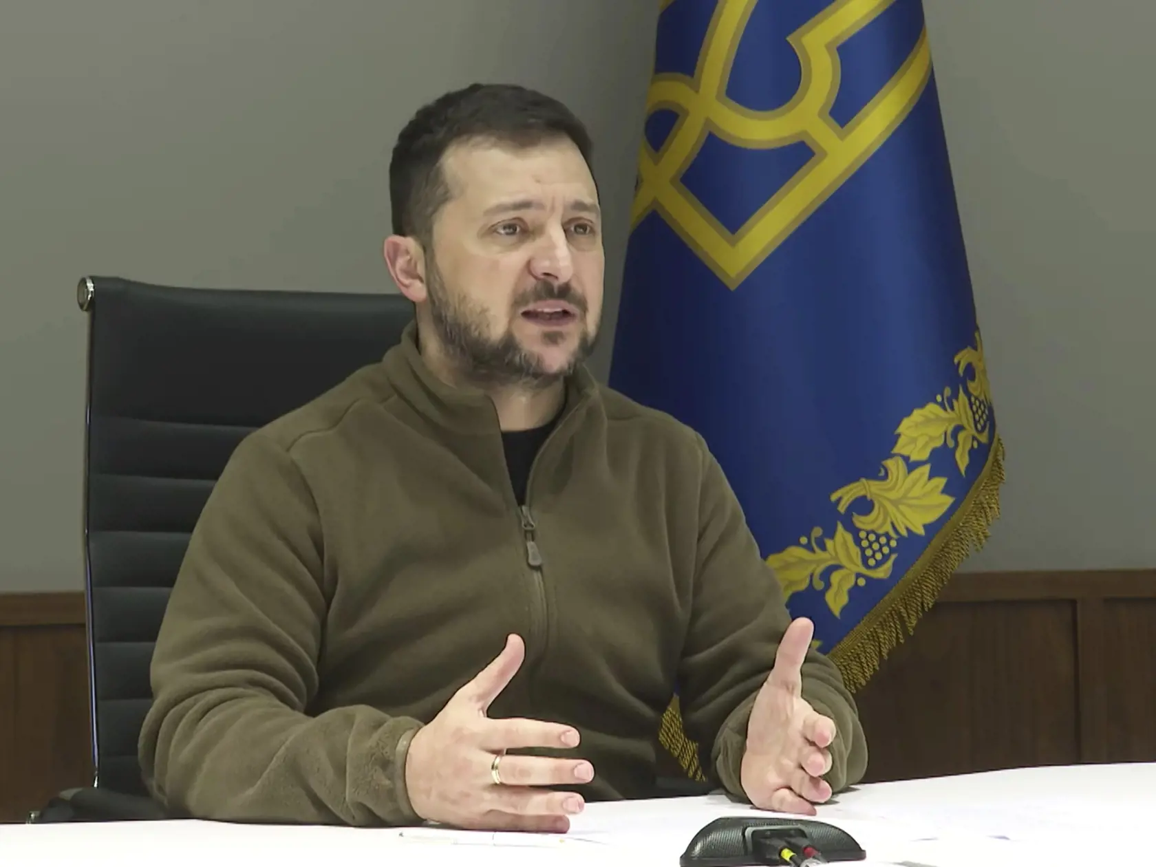Na snímke z videa ukrajinský prezident Volodymyr Zelenskyj rozpráva počas video konferencie lídrov skupiny G7 a Ukrajiny v Kyjeve 11. októbra 2022.