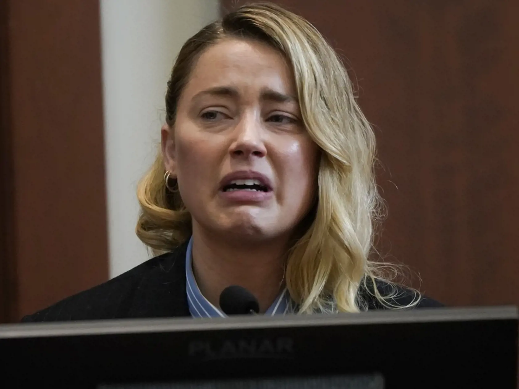 Amber Heard sa pred súdom rozplakala.