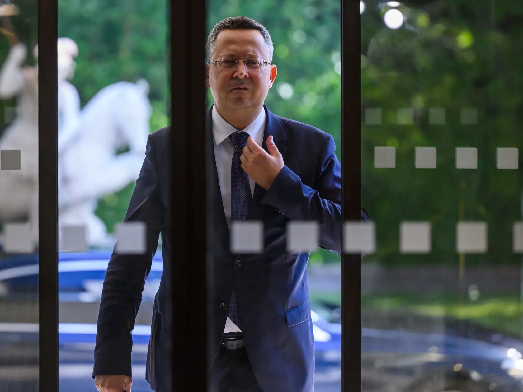 REAKCIA ministra Kamenického na nehodu: „Nehoda sa nestala tak, ako bolo odvysielané v reportáži v Televízii Markíza, v ktorej bolo uvedených veľa nepravdivých informácií. Ako chránená osoba vezená v aute Úradu na ochranu ústavných činiteľov som v pozícii svedka detailne vypovedal na polícii o tom, čo sa vlastne stalo a realita sa výrazne líši od toho, čo sa tu niekto snaží podsúvať verejnosti prostredníctvom médií a sociálnych sietí,“ napísal na sociálnej sieti a pokračoval vo vysvetlení. To nájdete na ďalšej FOTO