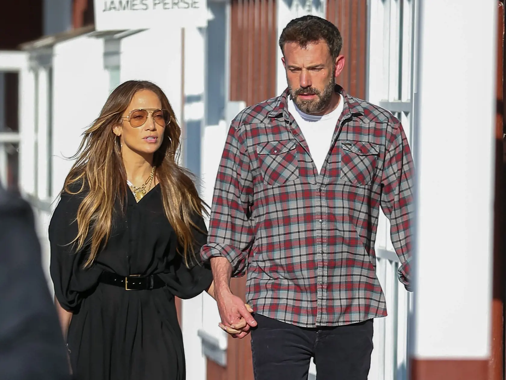 V posledných týždňoch pritom silnejú špekulácie o blížiacom sa rozvode a konci vzťahu s Jennifer Lopez. Dokonca má Ben bývať oddelene v prenajatom dome za 100-tisíc dolárov mesačne, odkiaľ to má na skok do domu svojej bývalky Jennifer Garner a ich detí.