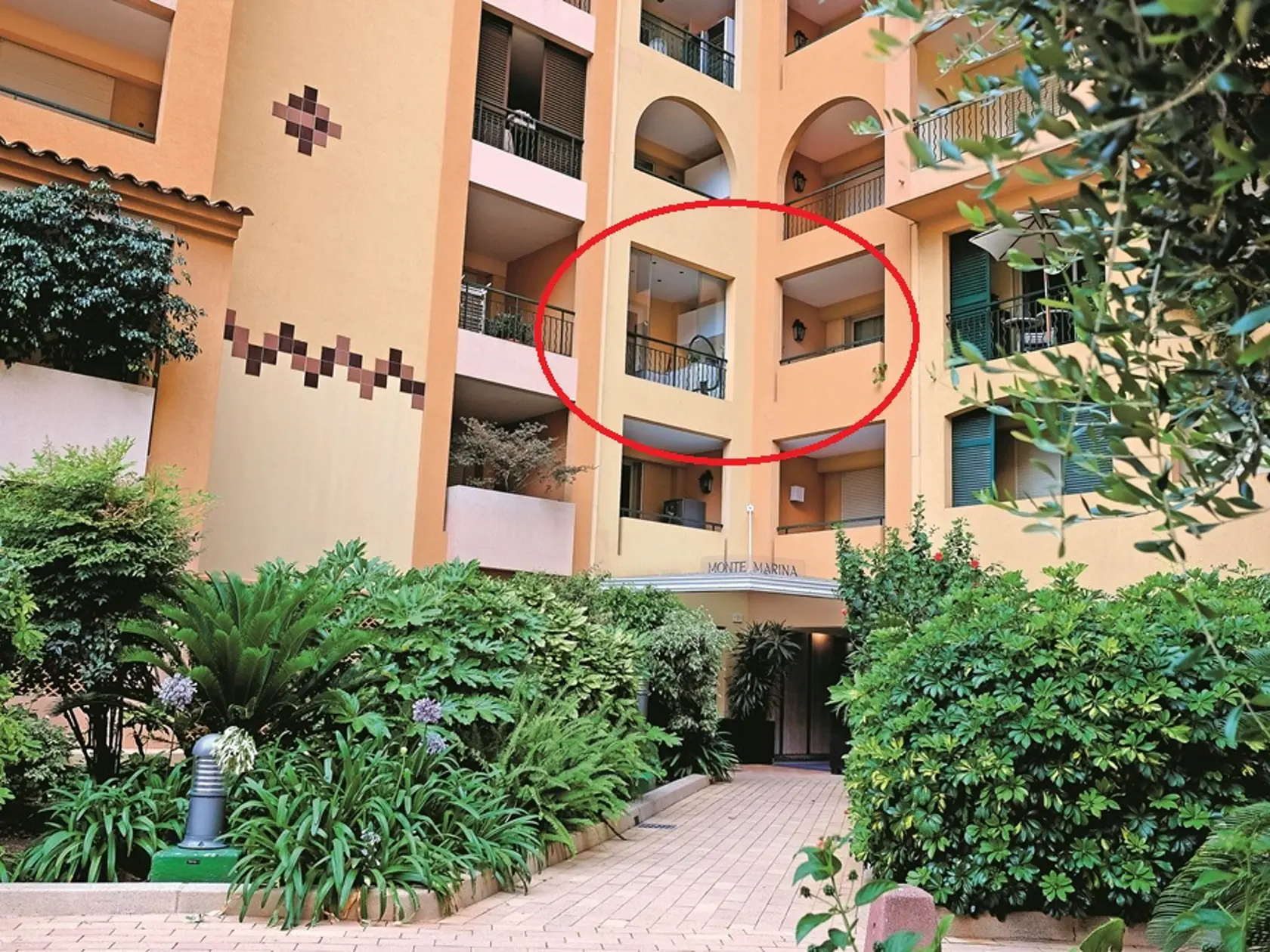 Apartmán na ulici des Papalins. Toto bolo prvé sídlo Sagana v Monaku, no dnes v ňom už nežije. Býva tam jeho exmanželka Katarína so synom Marlonom.