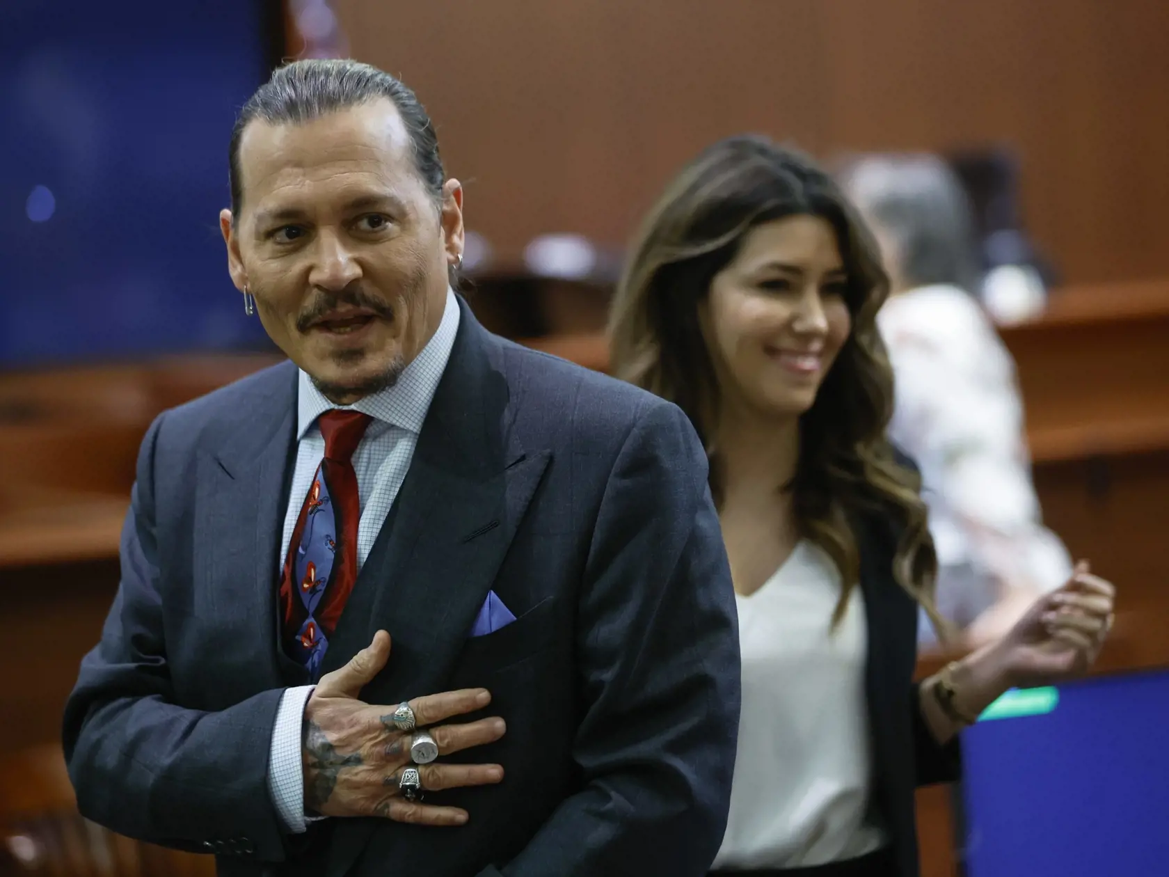 Johnny Depp a jeho právnička Camille Vasquez.