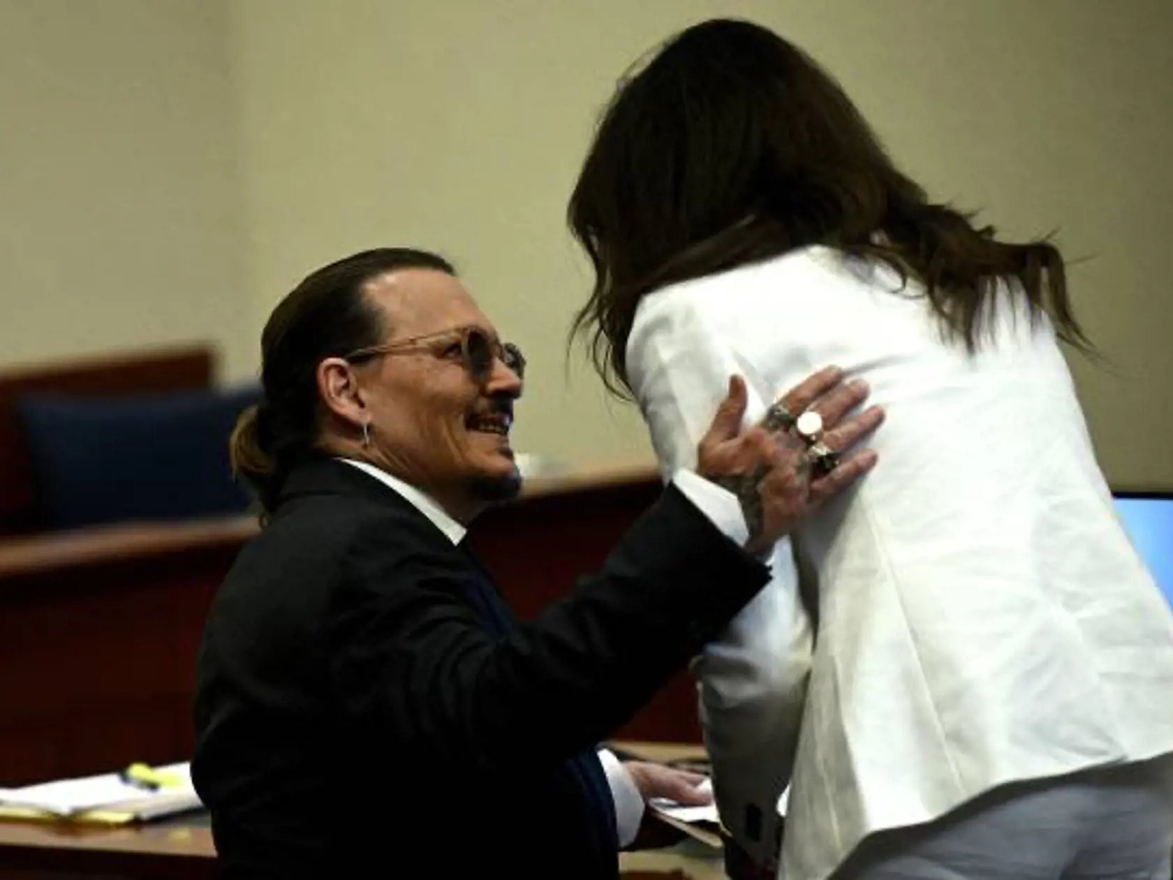 Deppovi v súdnom procese pomohla jeho právnička, krásna Camille Vasquez. Medzi ľuďmi sa šepká, že medzi dvojicou je viac, než len obchodný vzťah, samotná právnička však tieto špekulácie vyvrátila.